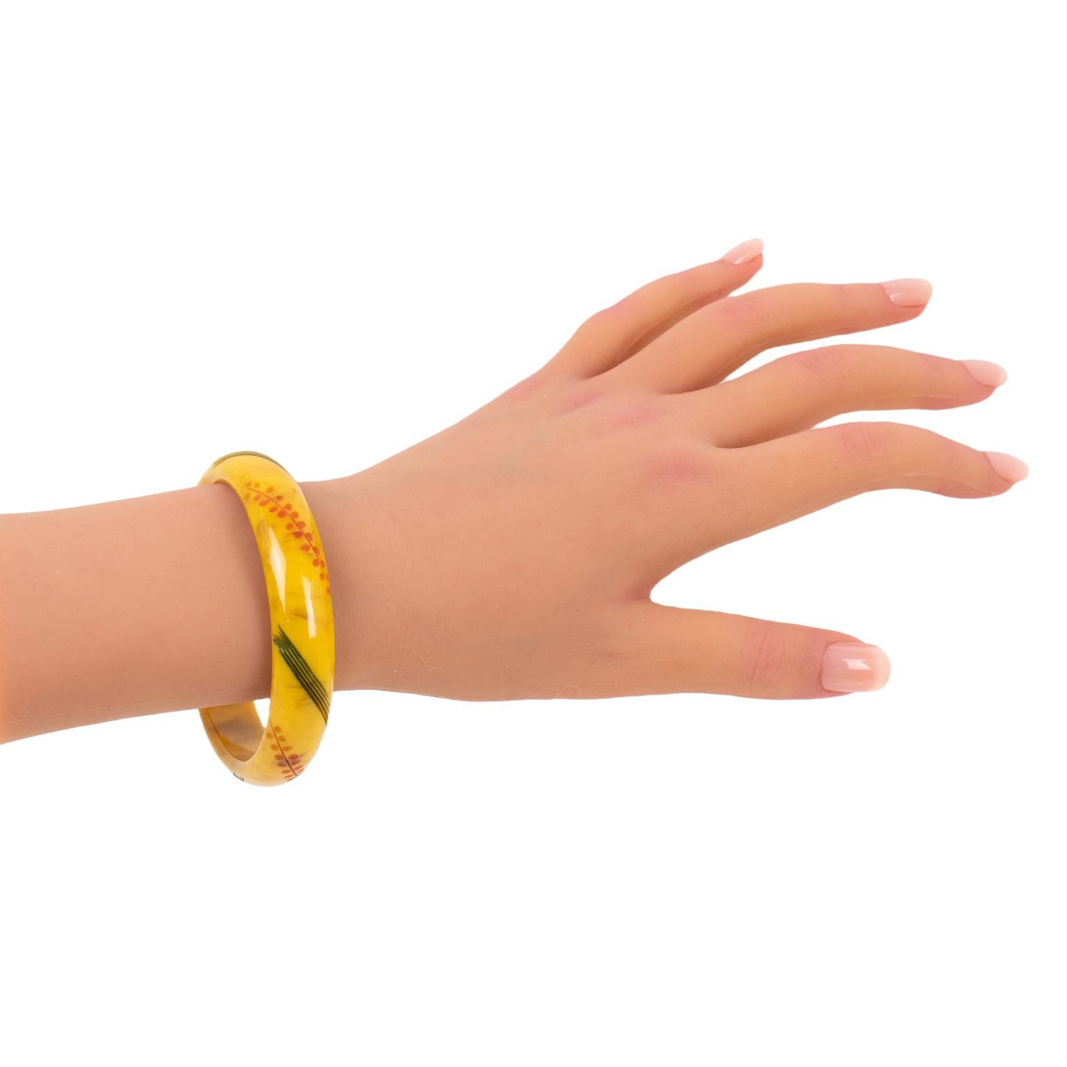 Bracciale in bachelite Bangle Banana Marrone con Intaglio in vendita 3