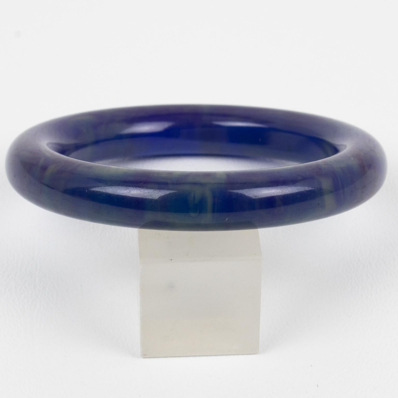 Bracelet jonc en bakélite bleu avec point d'encre en vente 2