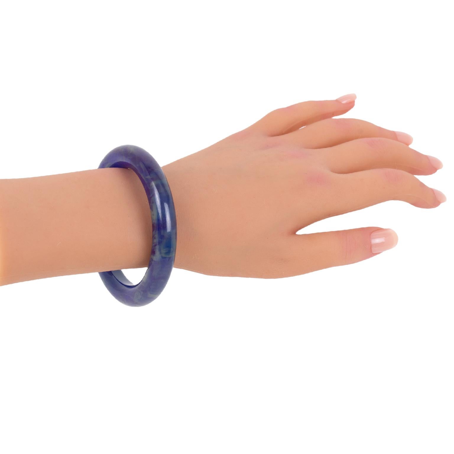 Bracelet jonc en bakélite bleu avec point d'encre en vente 2