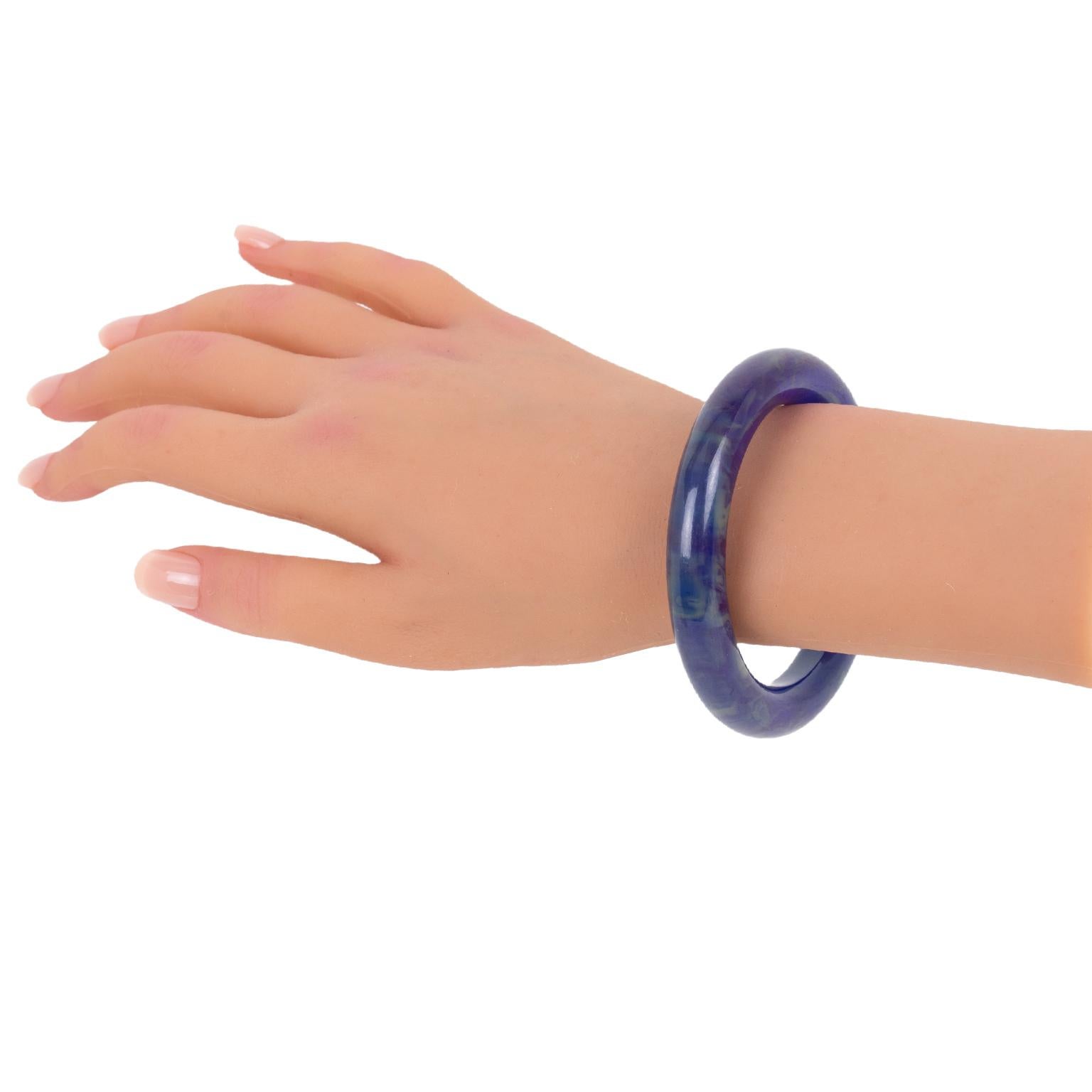 Bracelet jonc en bakélite bleu avec point d'encre en vente 3