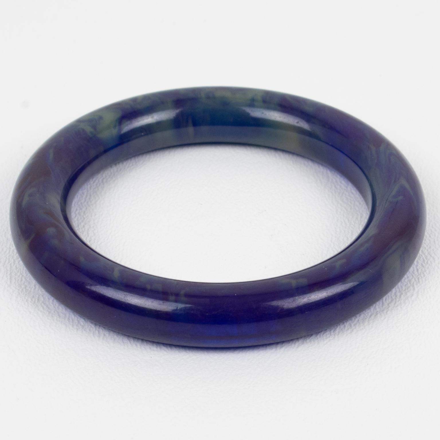 Dieser schöne Bakelit-Armreif hat eine klobige Röhrenform mit einer intensiven lila-blauen Farbe und wolkigen, cremefarbenen Puddingwirbeln, auch Tintenfleckfarbe genannt.
Abmessungen: Innendurchmesser: 2,38 cm (6 cm) - Außendurchmesser: 3,25 cm
