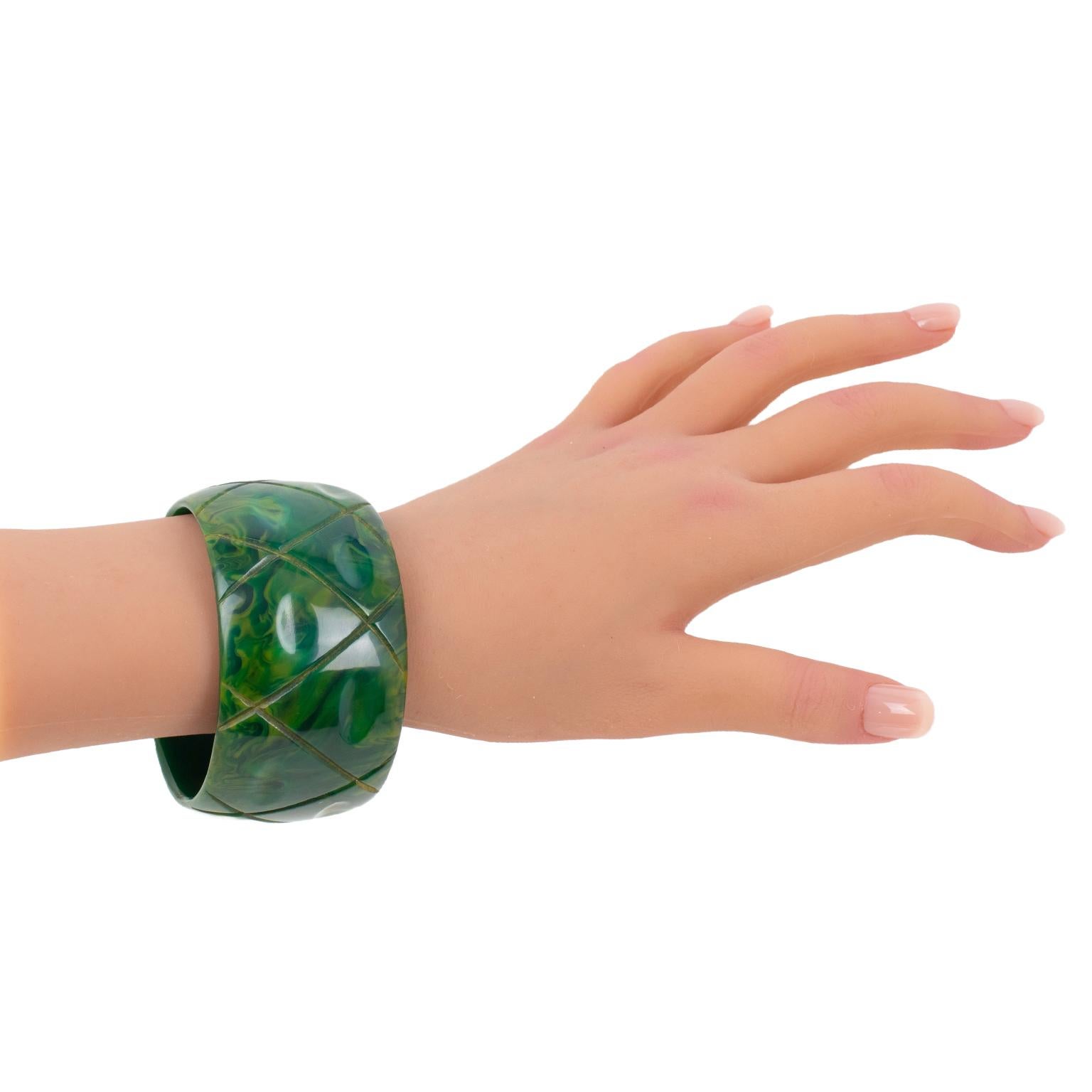 Pulsera de baquelita Brazalete Luna azul con talla en venta 2