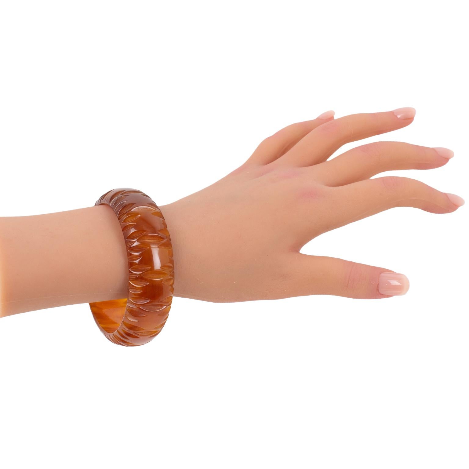 Bracelet en bakélite - Bangle Cinnamon Brown with Carving en vente 2