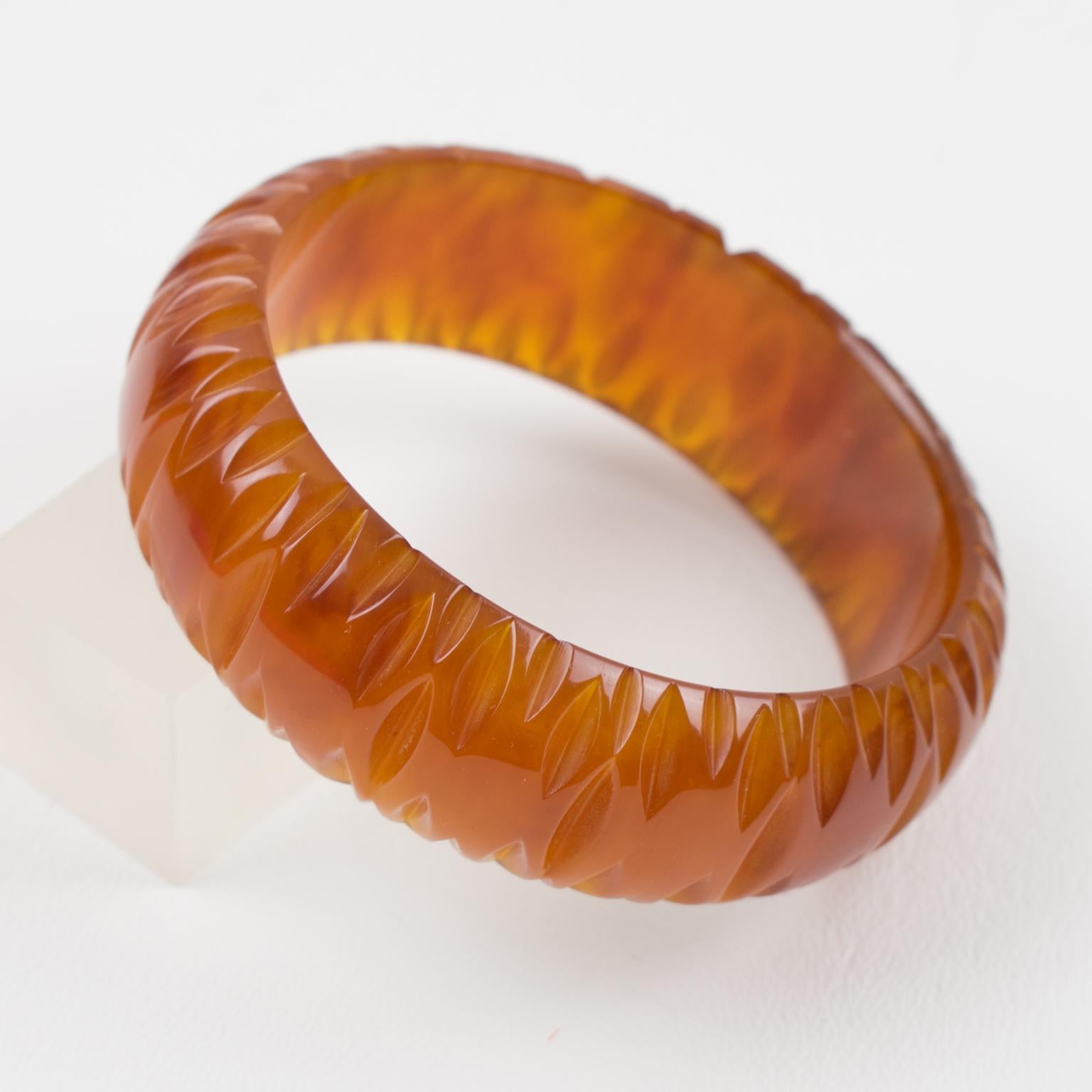 Bracelet en bakélite - Bangle Cinnamon Brown with Carving en vente 3