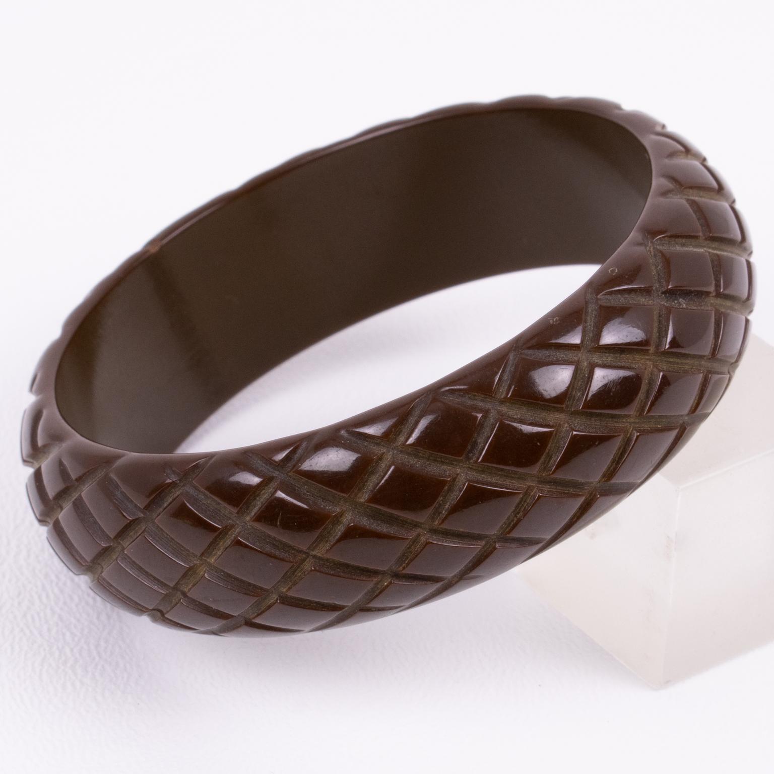 Donna Bracciale Bangle in bachelite marrone cacao con intaglio di ananas in vendita