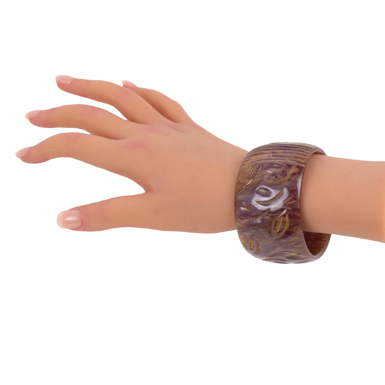 Bracciale Bangle in bachelite con polvere di stelle viola e intaglio In condizioni ottime in vendita a Atlanta, GA