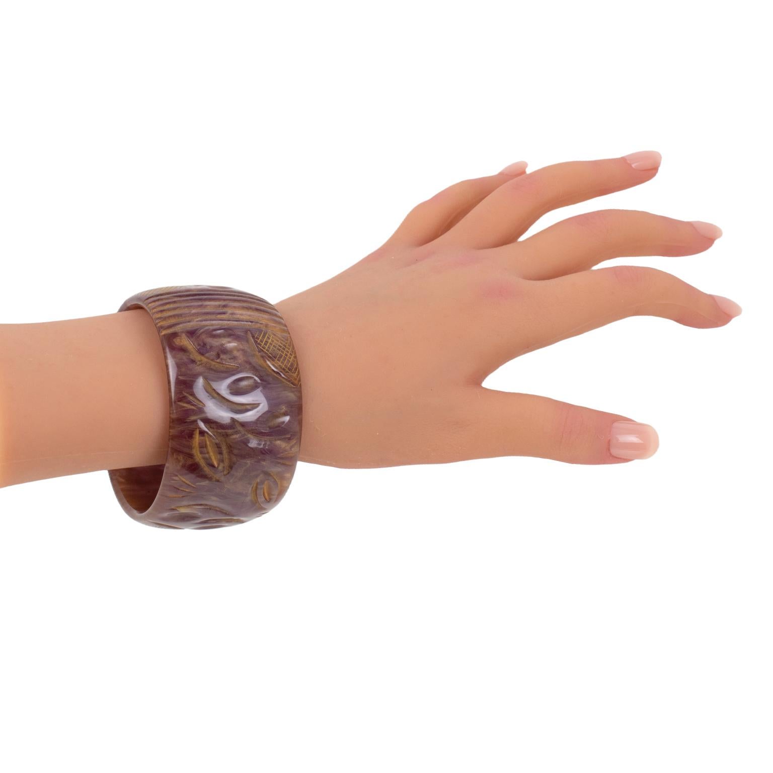 Bracciale Bangle in bachelite con polvere di stelle viola e intaglio in vendita 2