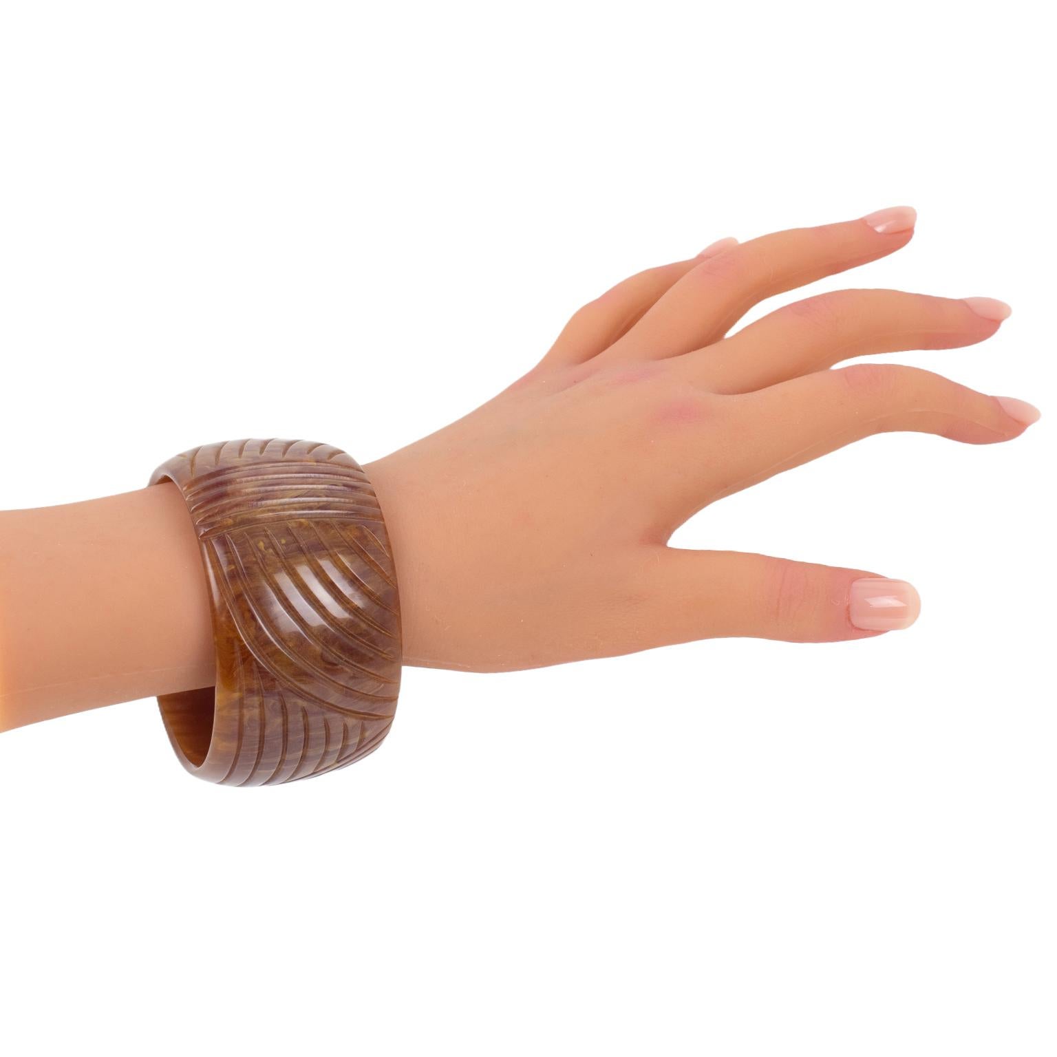 Bracciale Bangle in bachelite con polvere di bachelite e intaglio in vendita 2