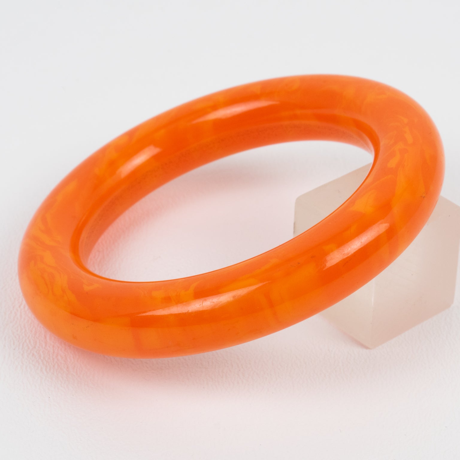 Bakelite Bracelet Bangle Tangerine Orange Marble In Excellent Condition For Sale In Atlanta, GA