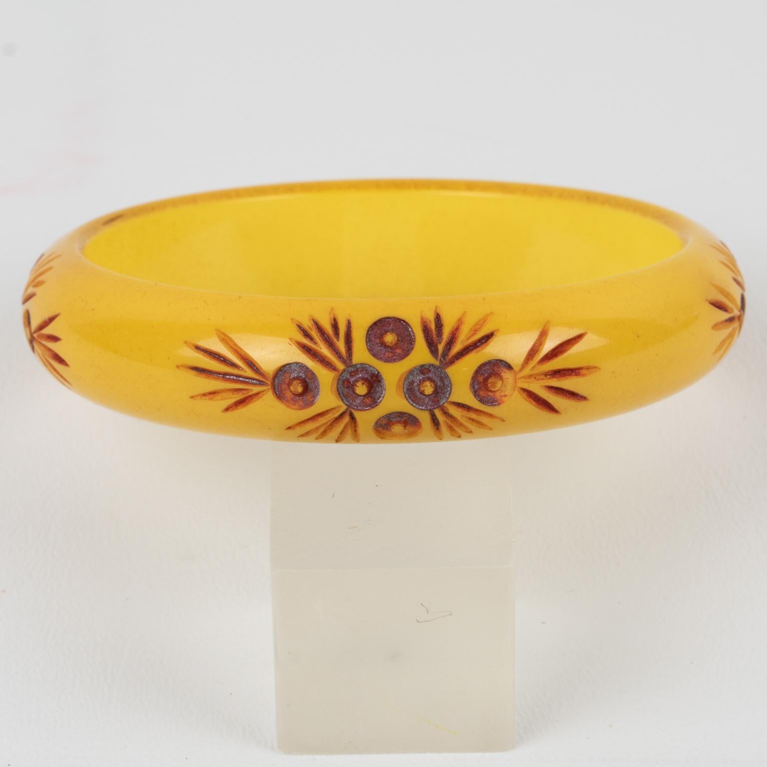 Art déco Bracelet jonc en bakélite avec corne jaune crème et fleurs rouges sculptées en vente