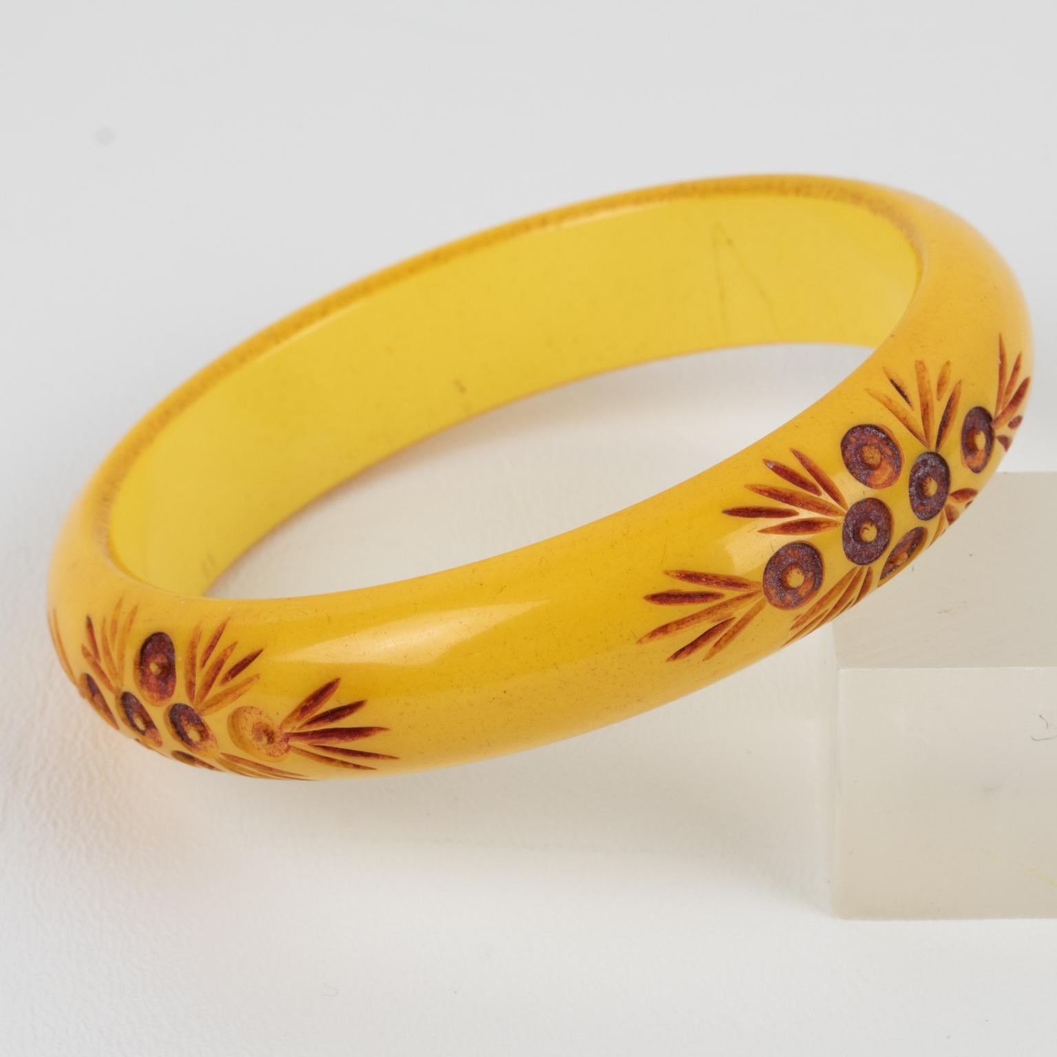 Bracelet jonc en bakélite avec corne jaune crème et fleurs rouges sculptées en vente 1
