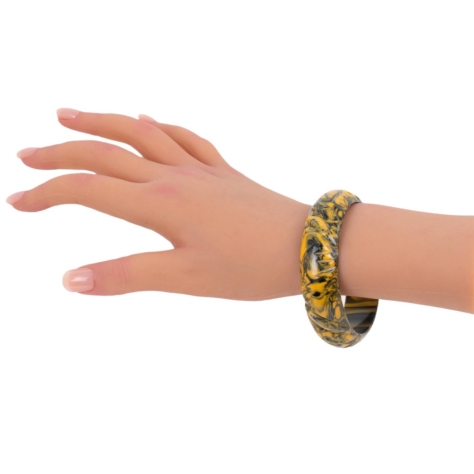 Bracciale in bachelite Bangle intagliato Mississippi Marmo di fango in vendita 3