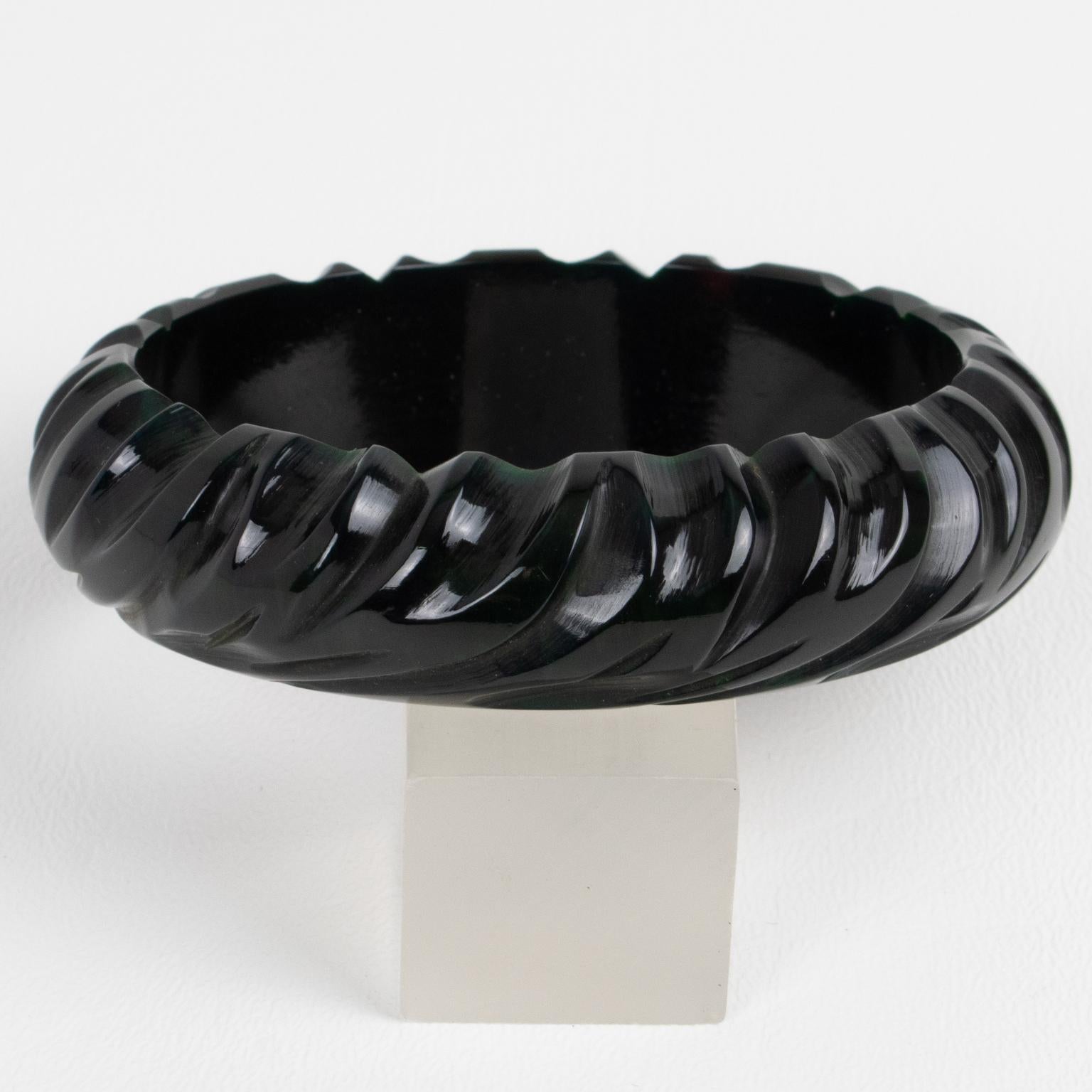 Art déco Bracelet jonc licorice en bakélite sculptée en vente