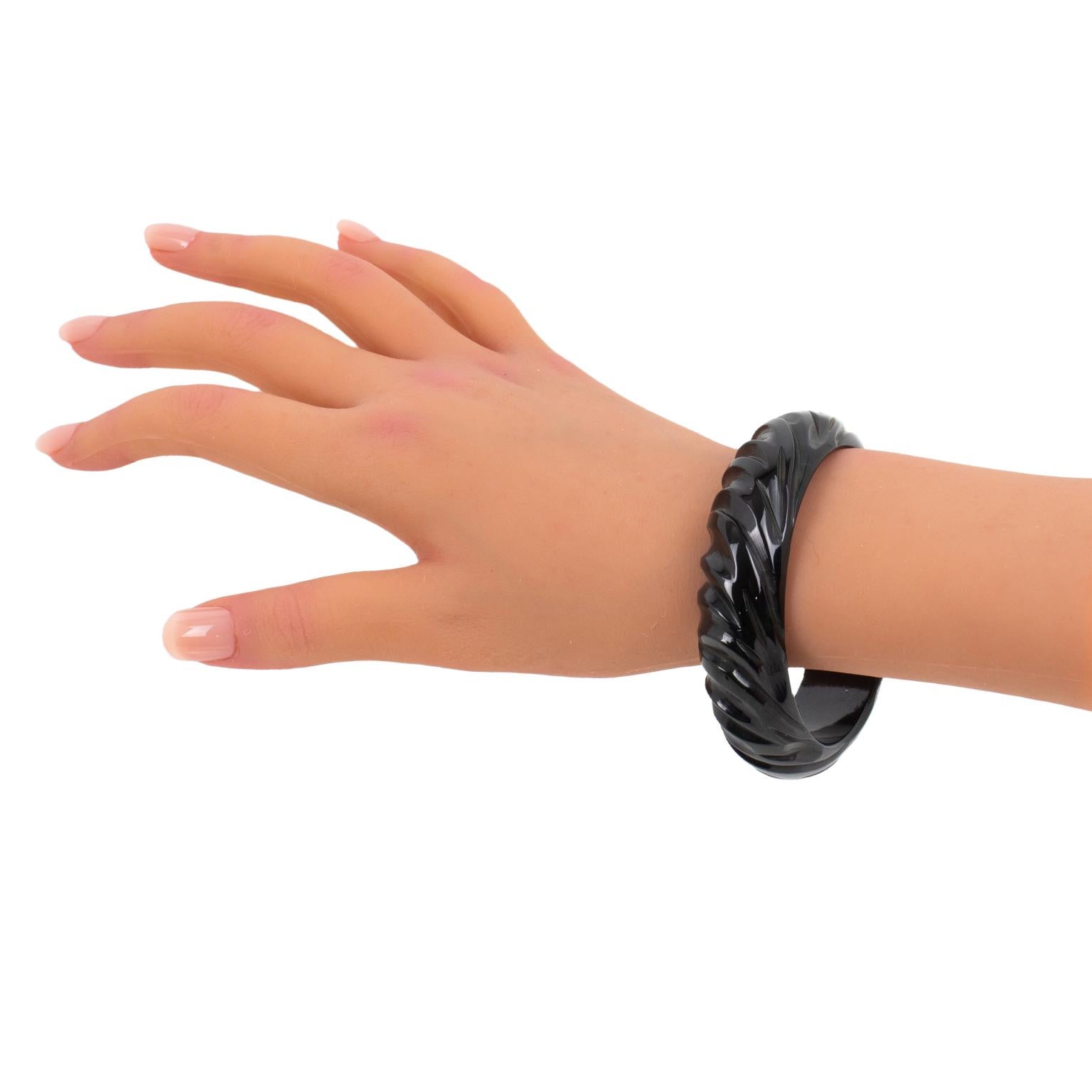 Bracelet jonc licorice en bakélite sculptée Excellent état - En vente à Atlanta, GA