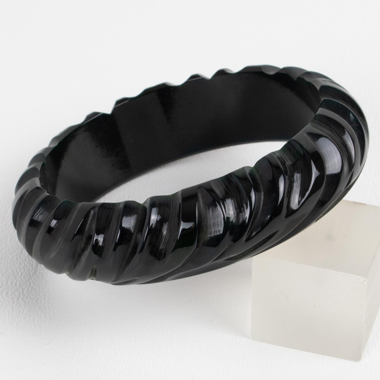 Bracelet jonc licorice en bakélite sculptée Unisexe en vente