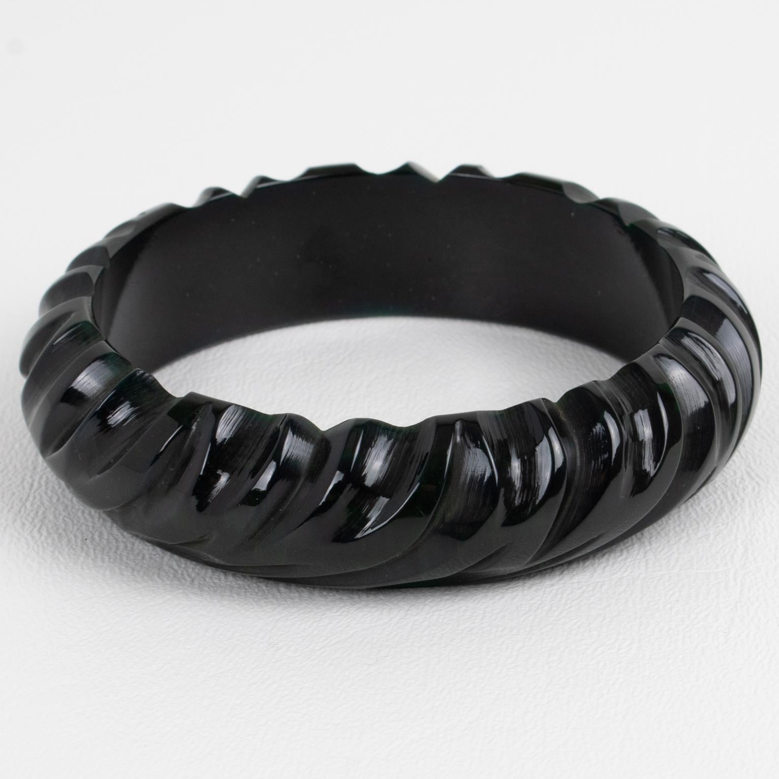 Bracelet jonc licorice en bakélite sculptée en vente 1