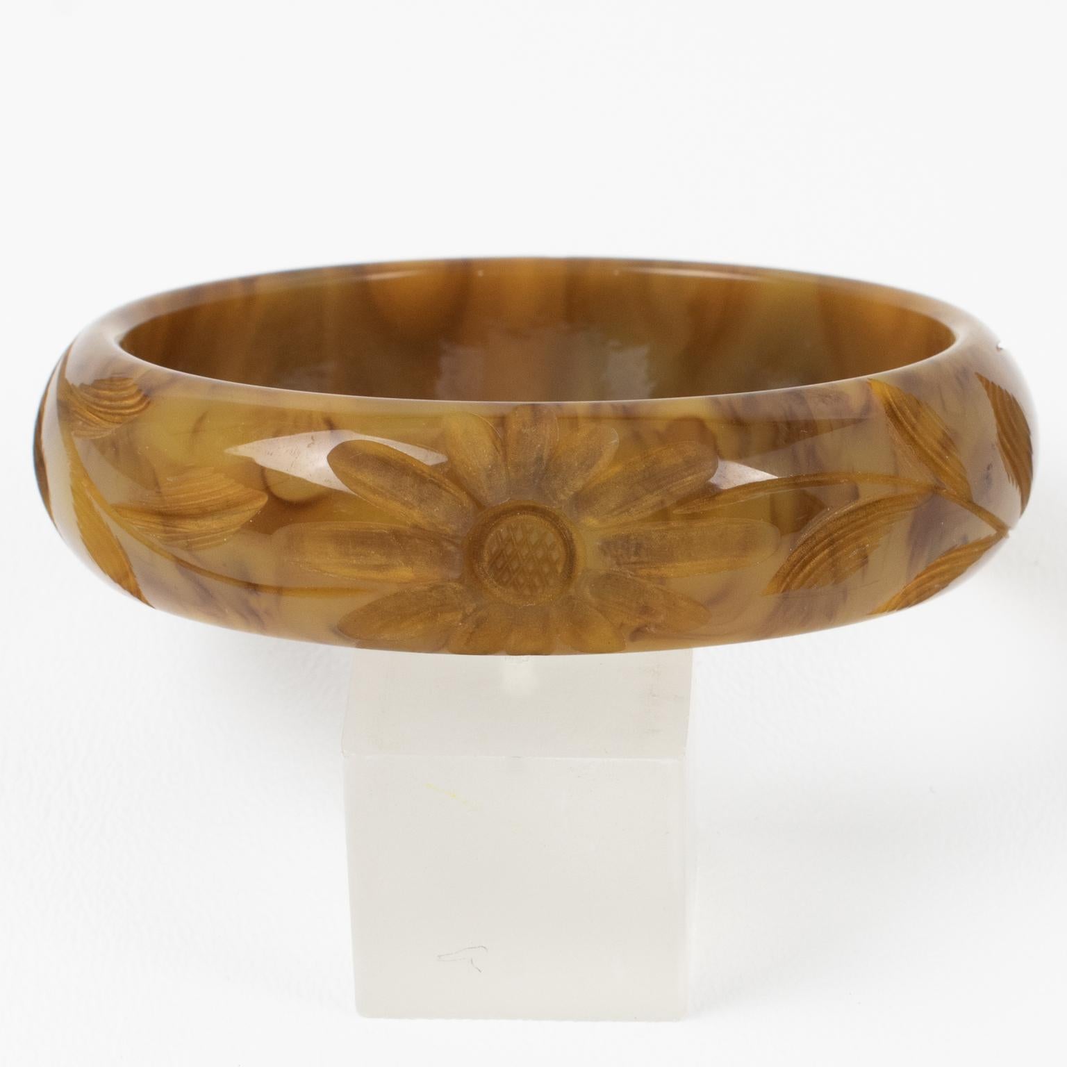 Bakelite Bracelet Carved Bangle Yellow and Beige Marble In Excellent Condition For Sale In Atlanta, GA