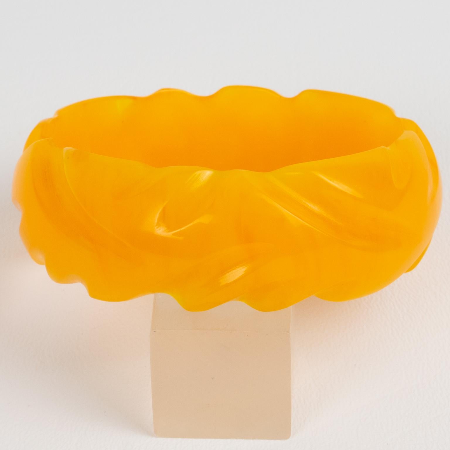 Art déco Bracelet jonc sculpté en marbre jaune et or jaune et bakélite en vente