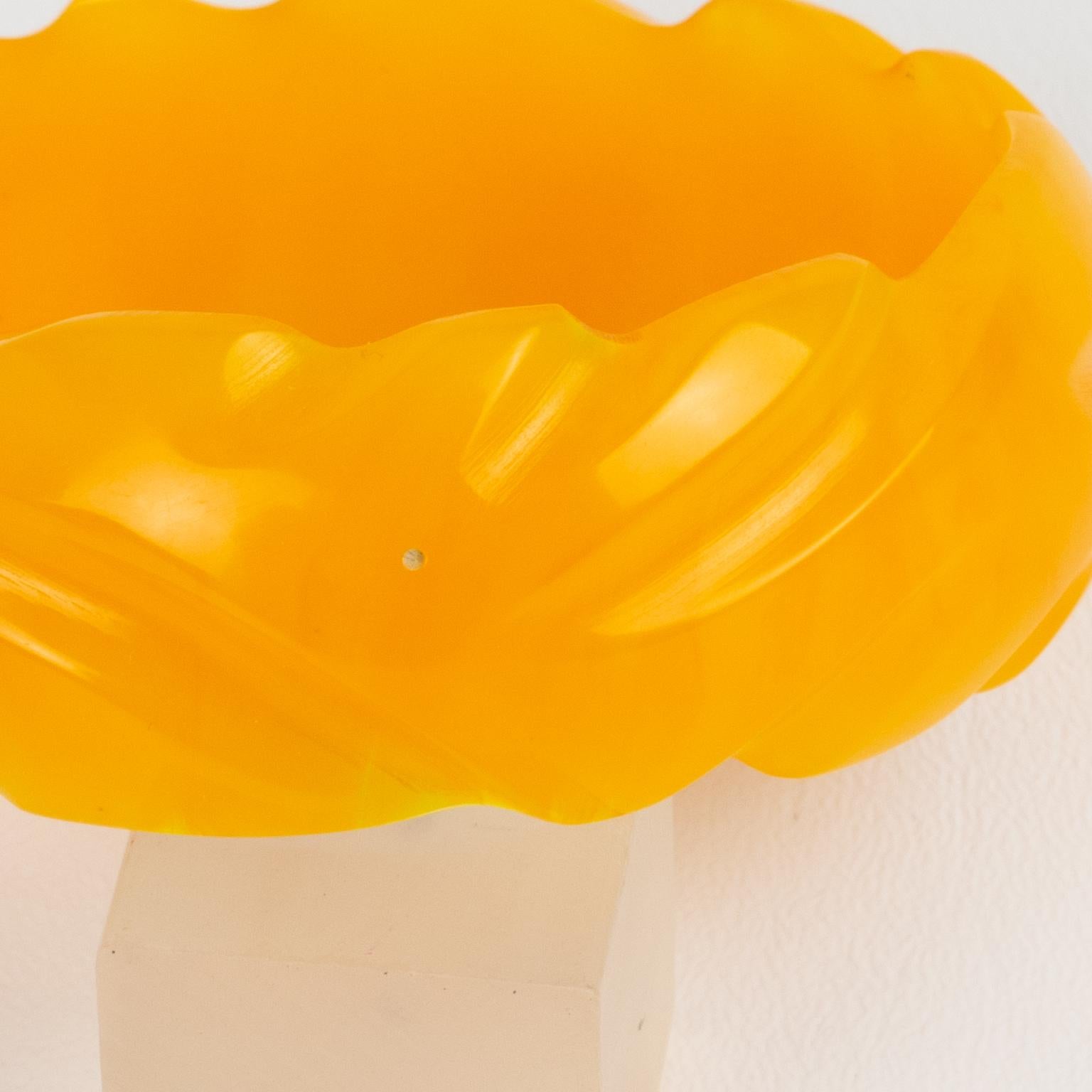 geschnitzter Bakelit-Armreif aus gelbem Marigold-Marmor im Zustand „Gut“ im Angebot in Atlanta, GA