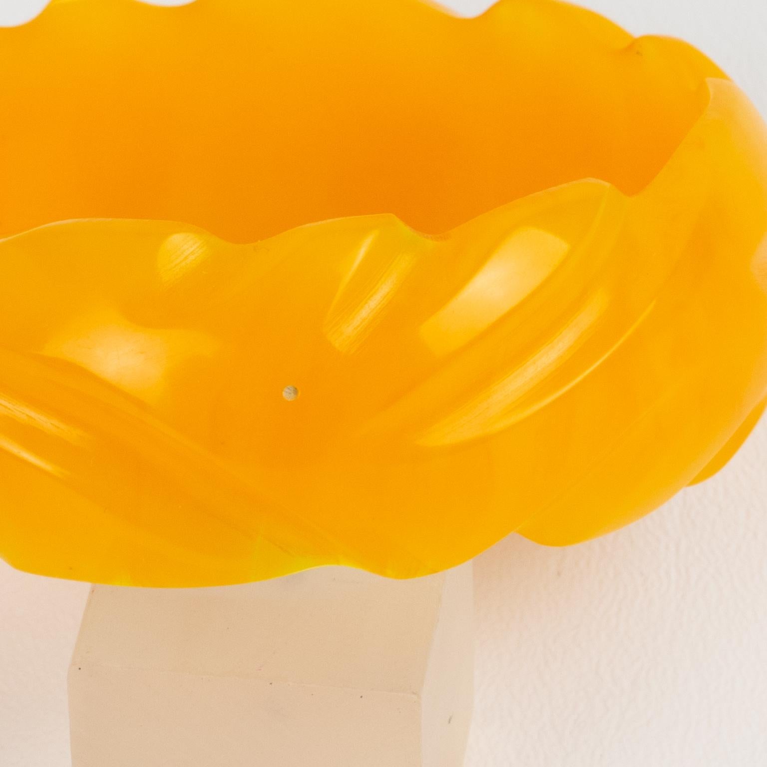 Bracelet jonc sculpté en marbre jaune et or jaune et bakélite Bon état - En vente à Atlanta, GA