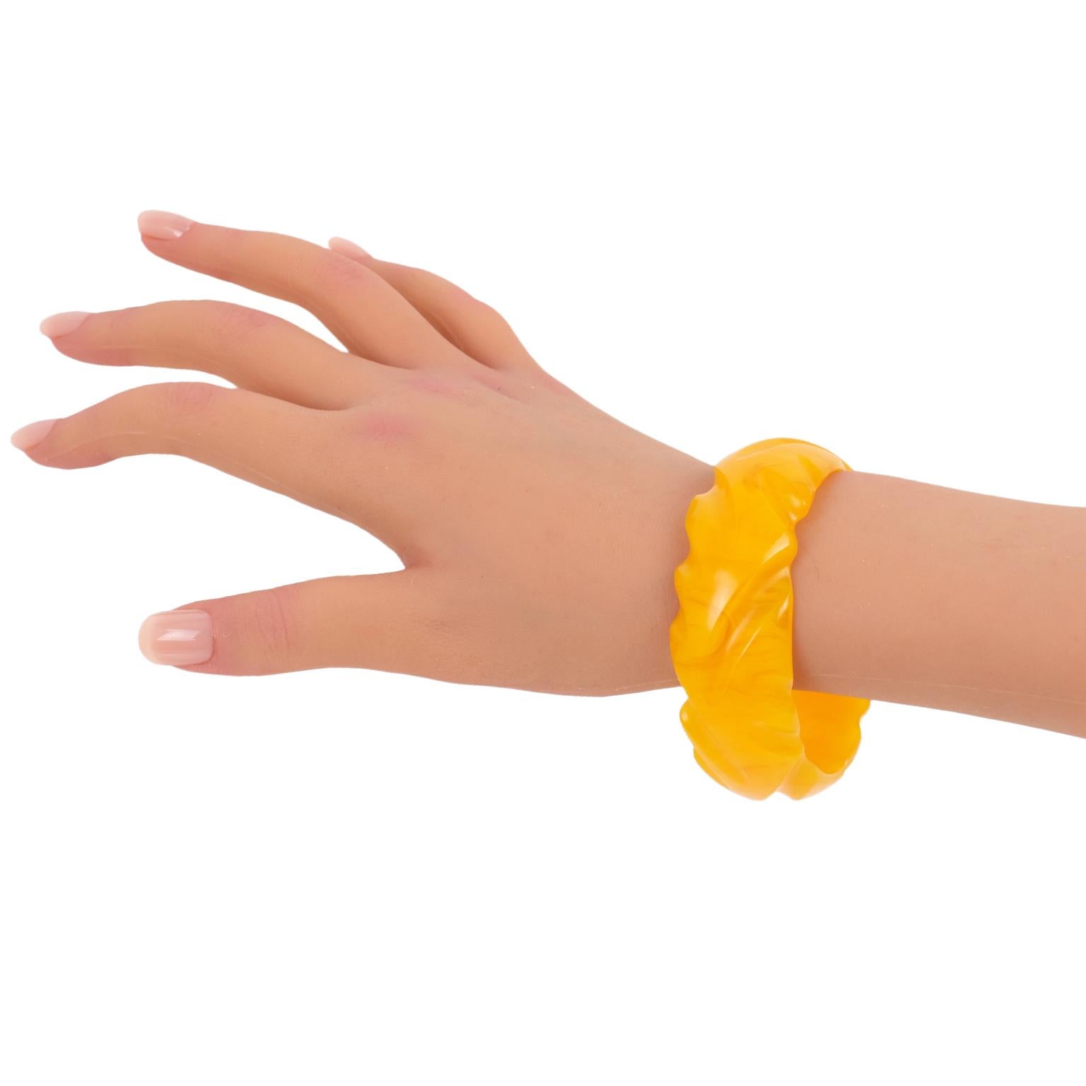 Bracelet jonc sculpté en marbre jaune et or jaune et bakélite Unisexe en vente