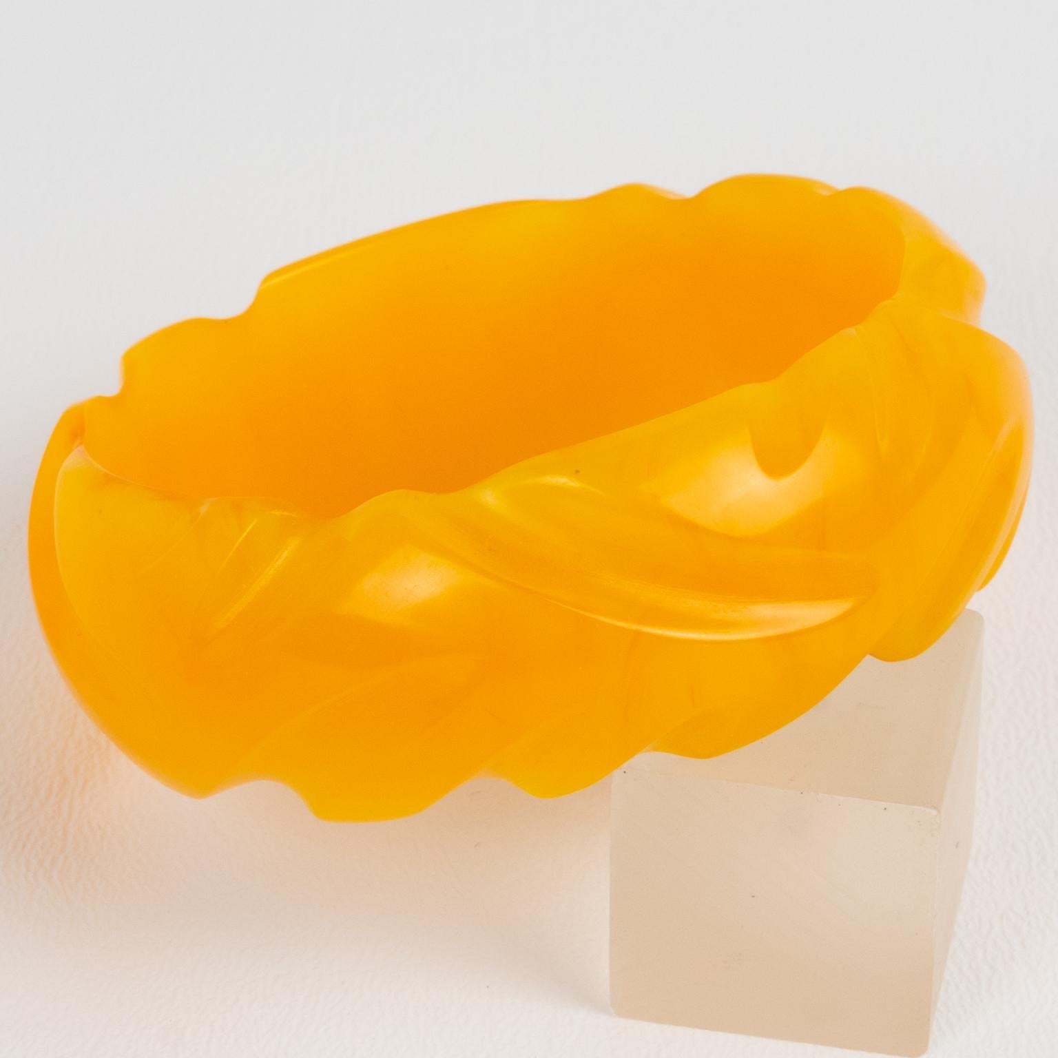 Bracelet jonc sculpté en marbre jaune et or jaune et bakélite en vente 1