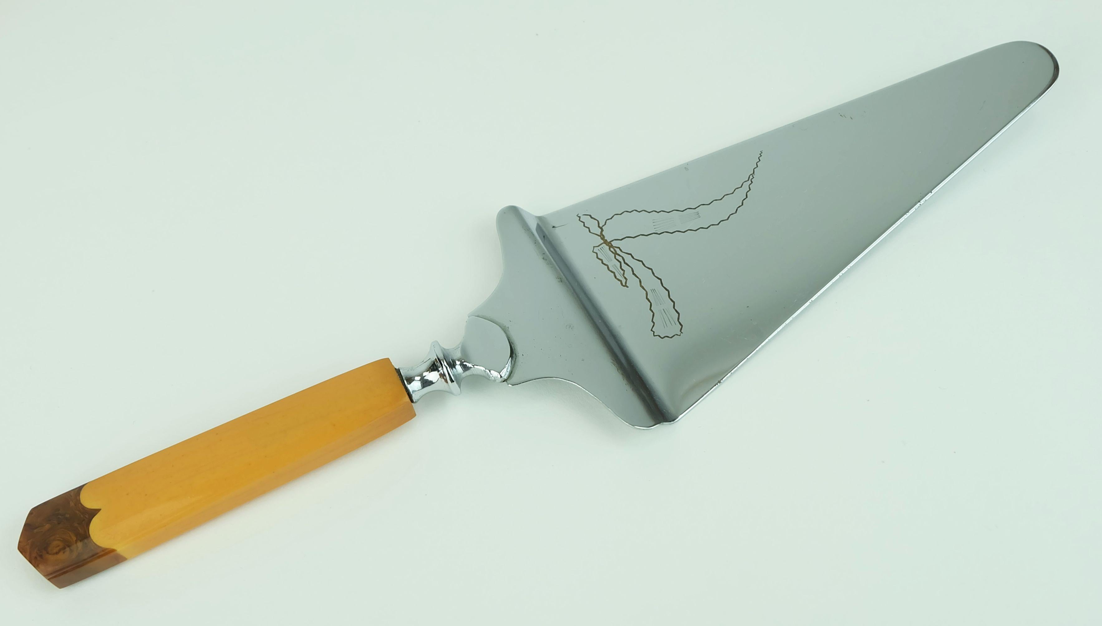 bakelite CAKE LIFTER and 6 cake forks amber and brown art déco original box In Good Condition For Sale In Mannheim, DE