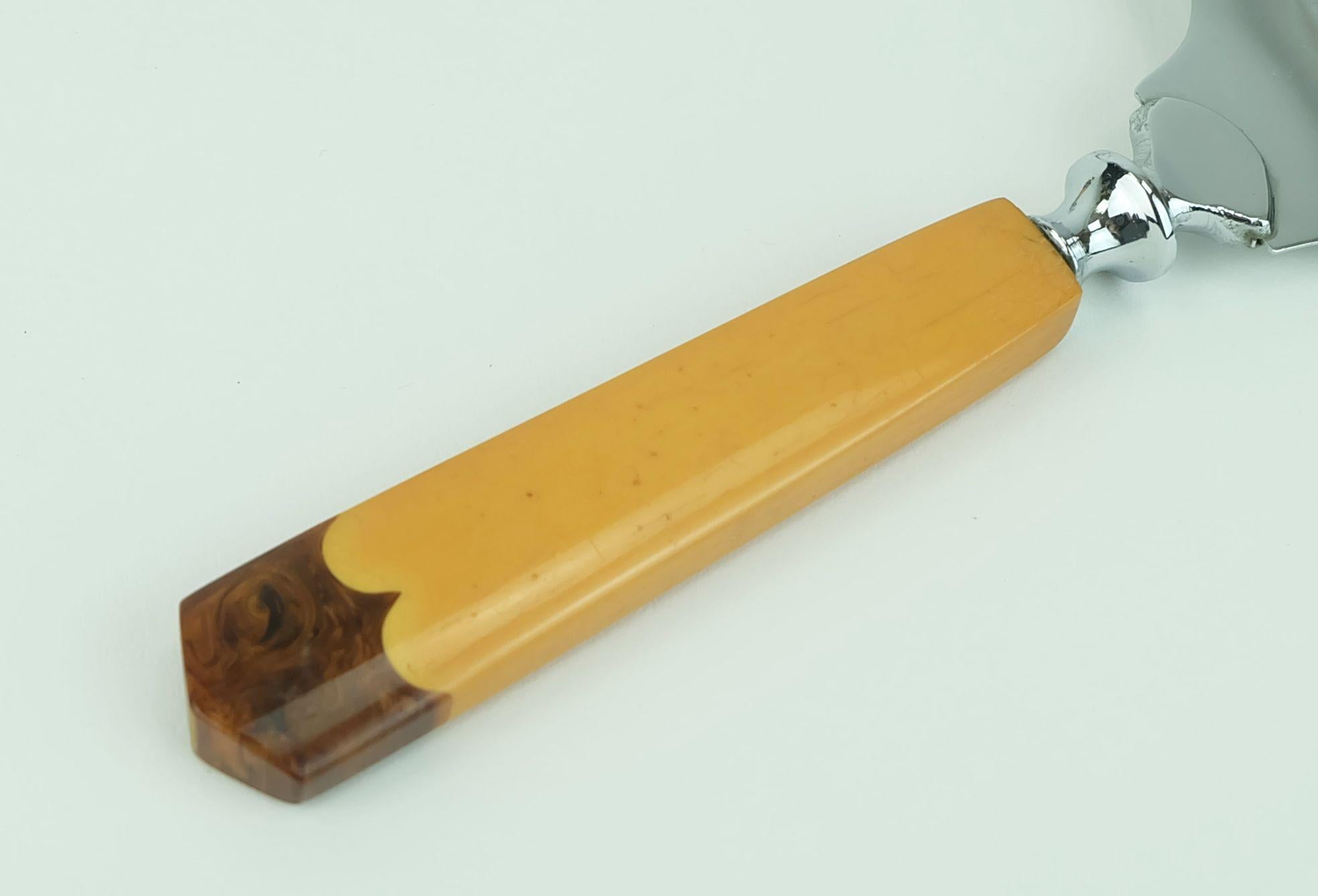 Mid-20th Century bakelite CAKE LIFTER and 6 cake forks amber and brown art déco original box For Sale