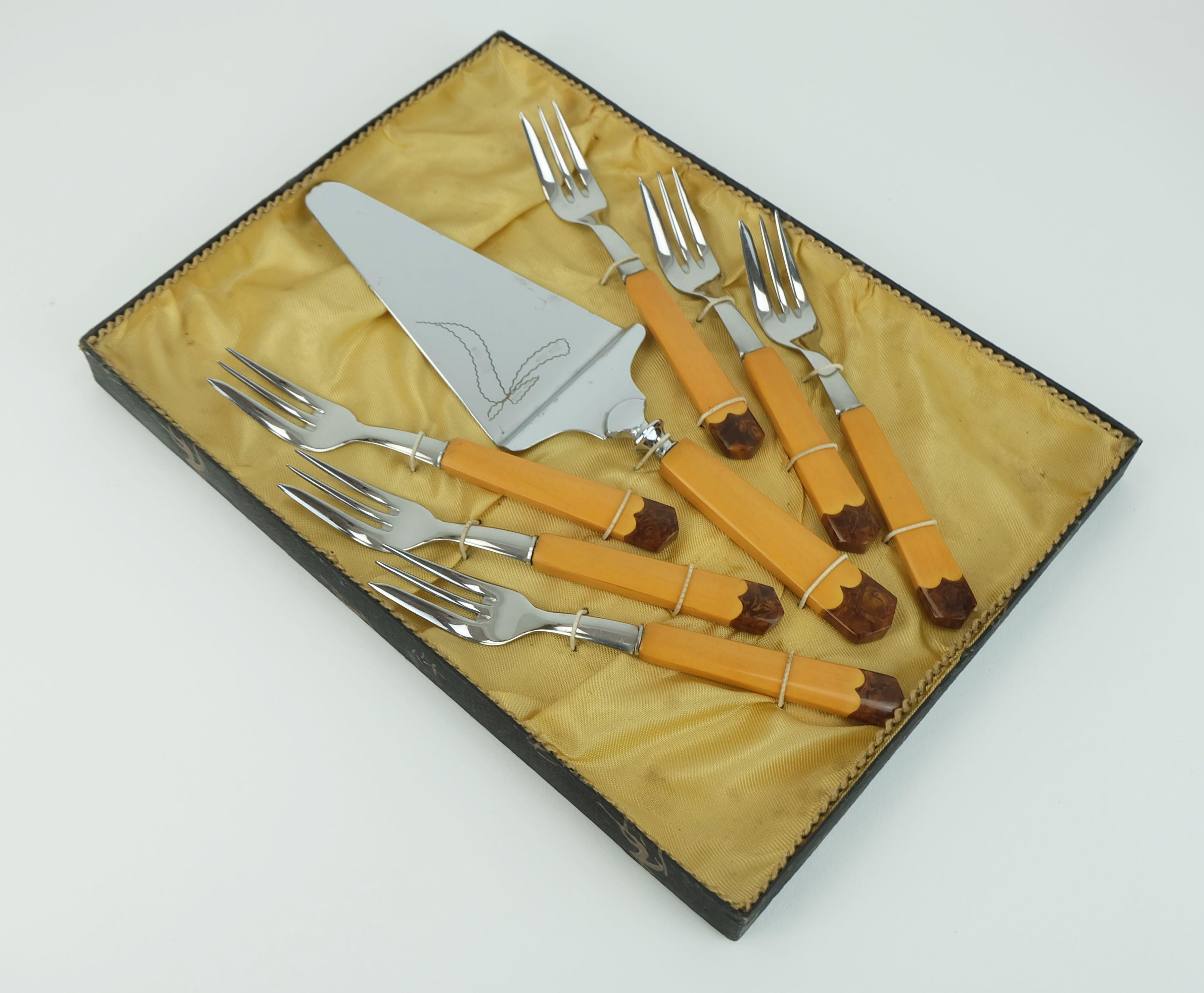 bakelite CAKE LIFTER and 6 cake forks amber and brown art déco original box For Sale 1