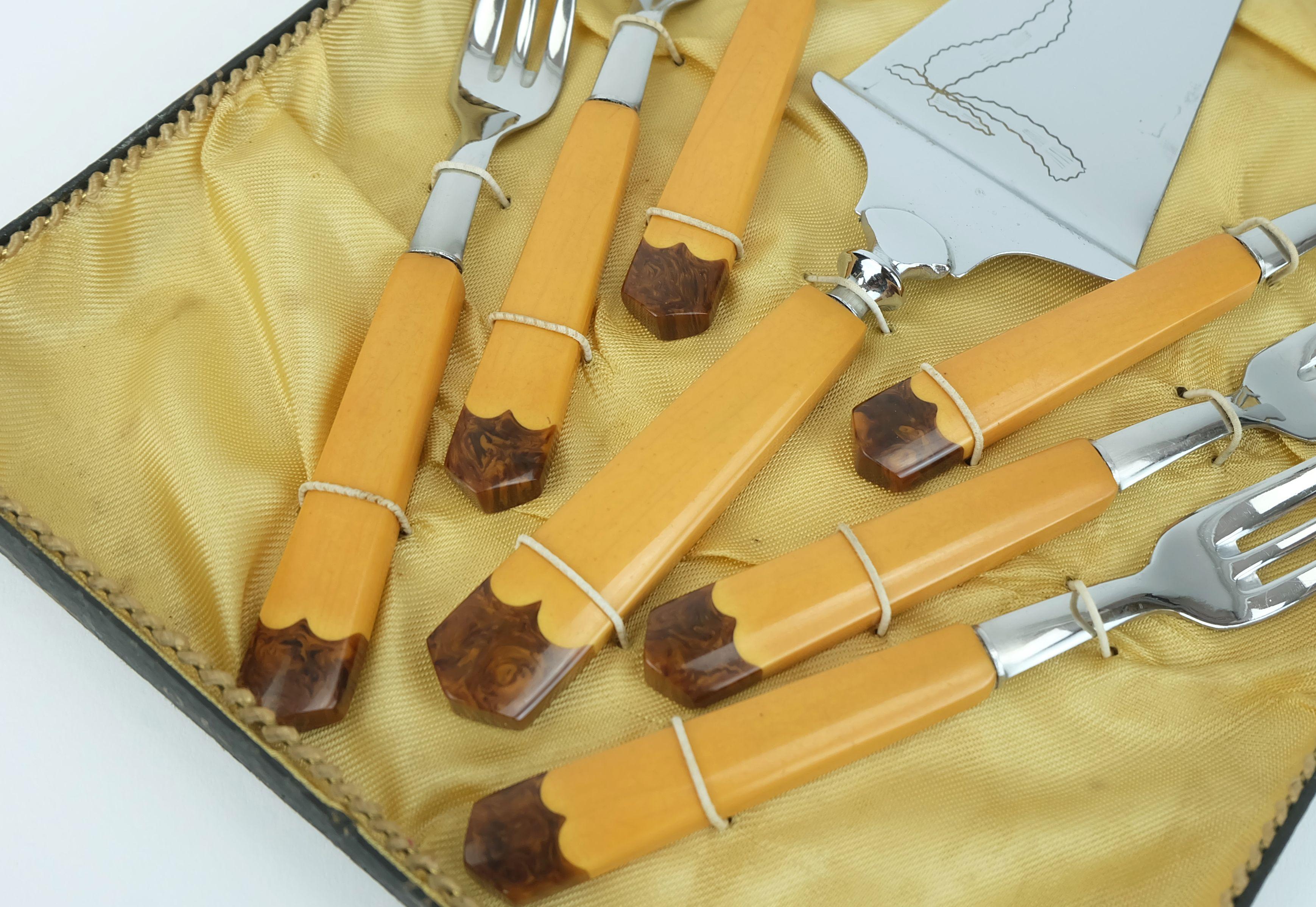 bakelite CAKE LIFTER and 6 cake forks amber and brown art déco original box For Sale 2