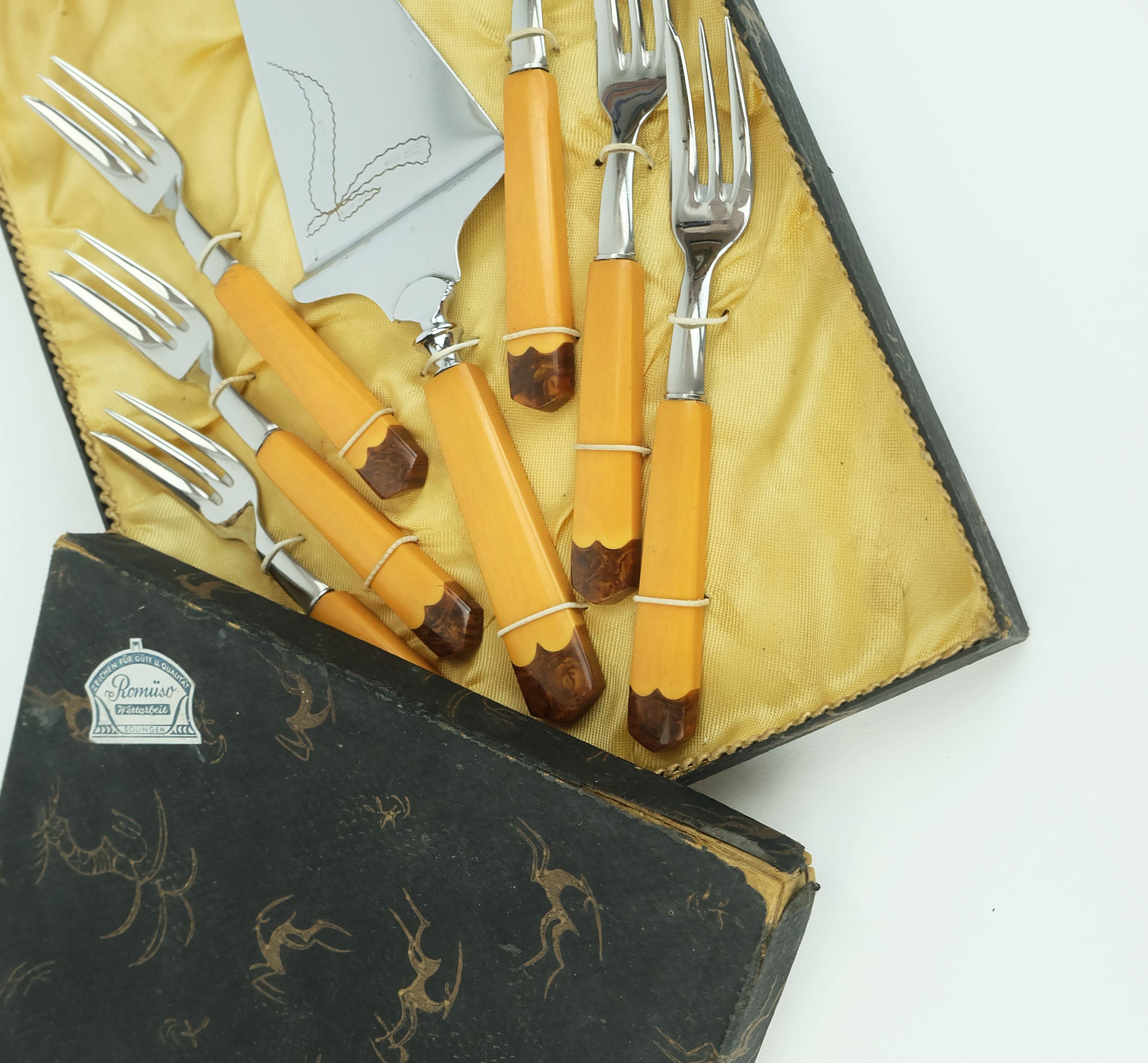 bakelite CAKE LIFTER and 6 cake forks amber and brown art déco original box For Sale 3