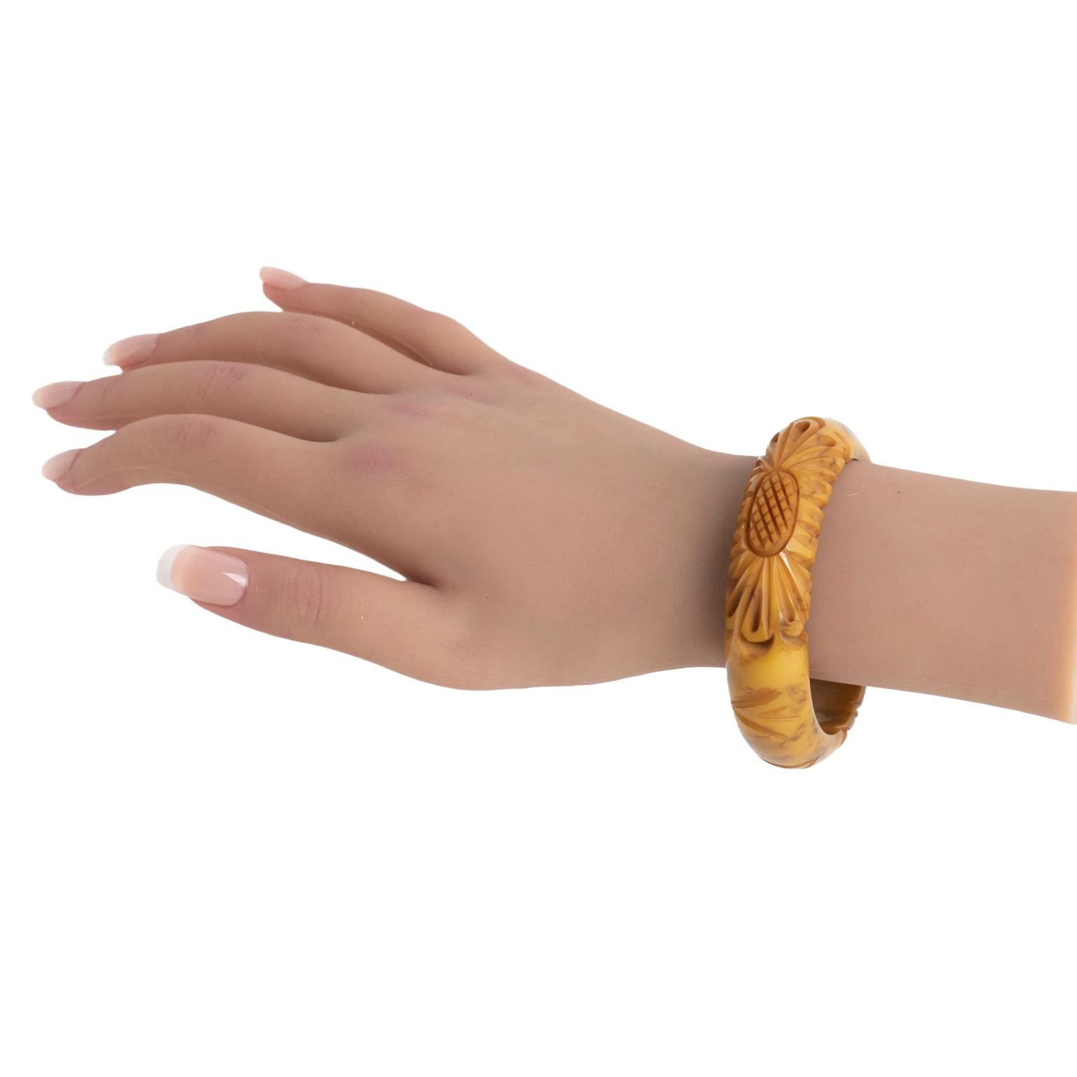 Bracelet jonc sculpté à fleurs en bakélite Excellent état - En vente à Atlanta, GA