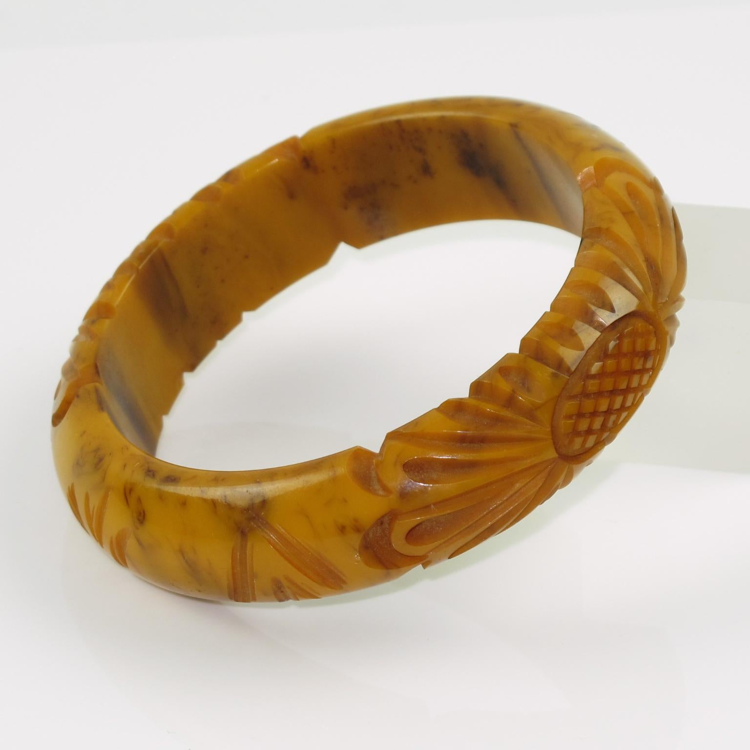 Bracelet jonc sculpté à fleurs en bakélite Pour femmes en vente
