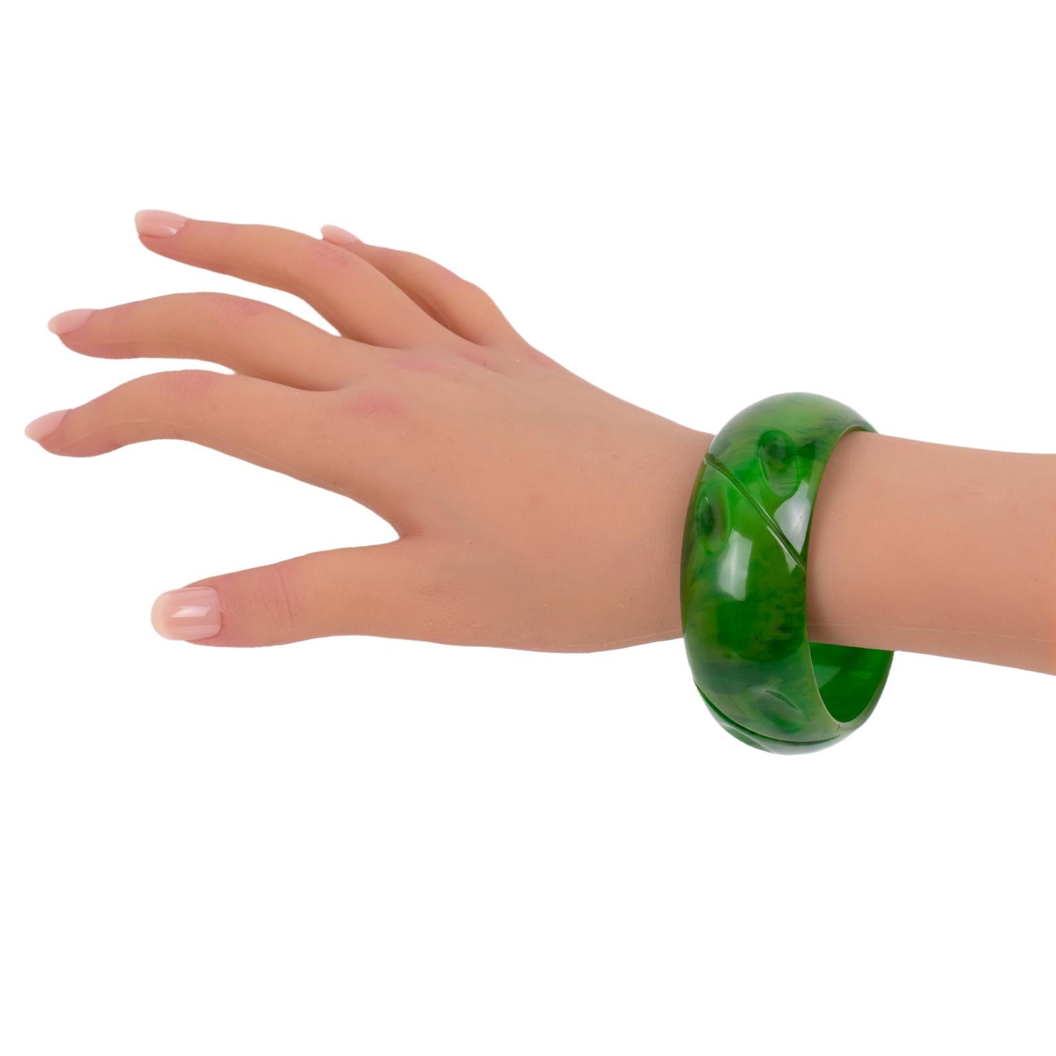 Bakelite Carved Bracelet Bangle Basil Green Marble In Excellent Condition For Sale In Atlanta, GA