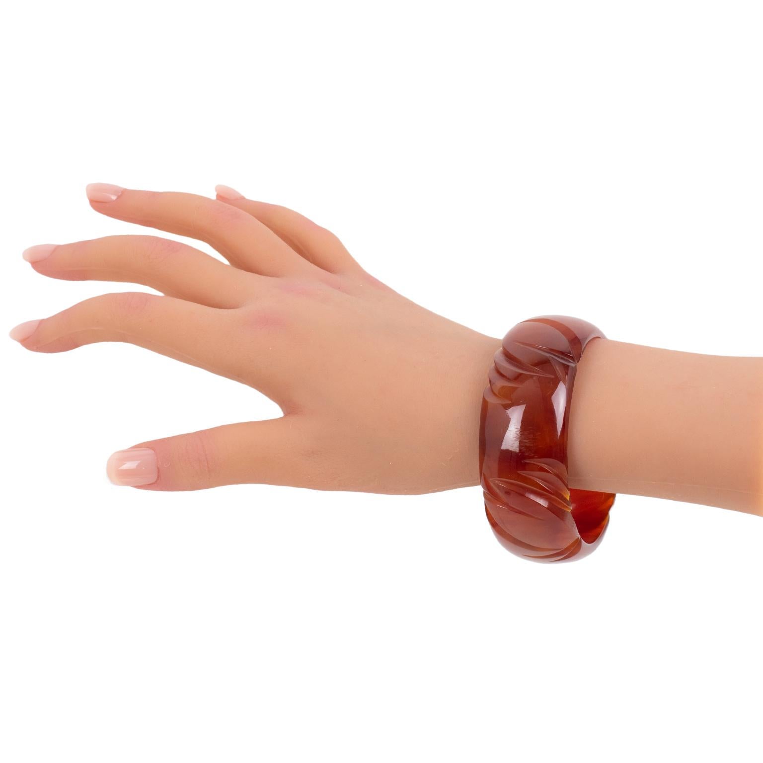 Pulsera de baquelita tallada Brazalete Ámbar Caramelo Mármol en Bueno estado para la venta en Atlanta, GA