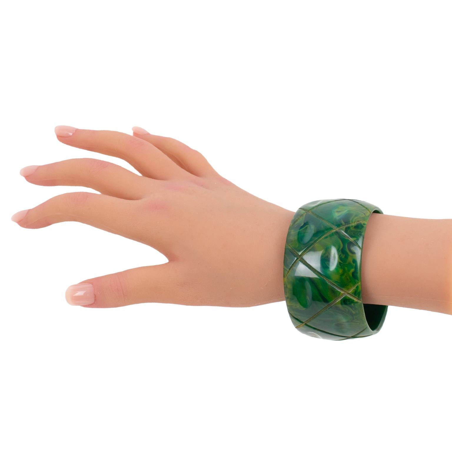 Bracciale in bachelite Bangle BlueMoon con intaglio In condizioni ottime in vendita a Atlanta, GA