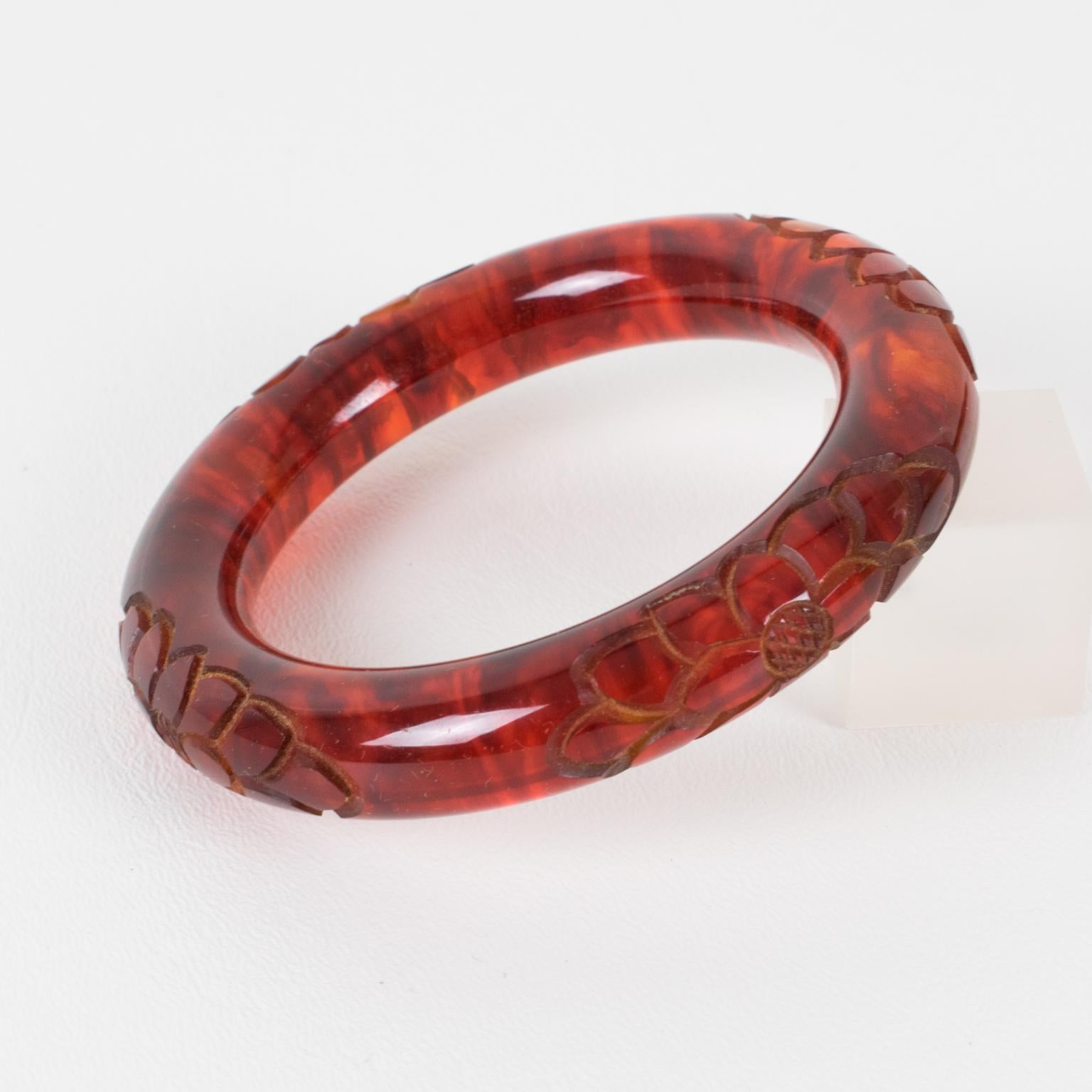 Bracciale Bangle in ambra e bachelite intagliata a forma di tubo in vendita 1