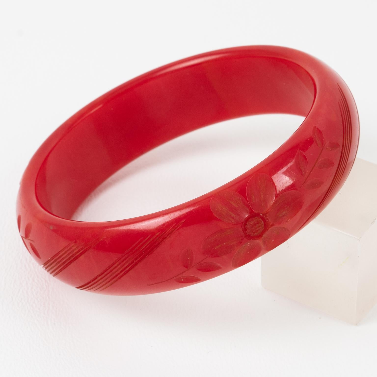 Bracciale Bangle in bachelite intagliato in marmo rosso magenta in vendita 1