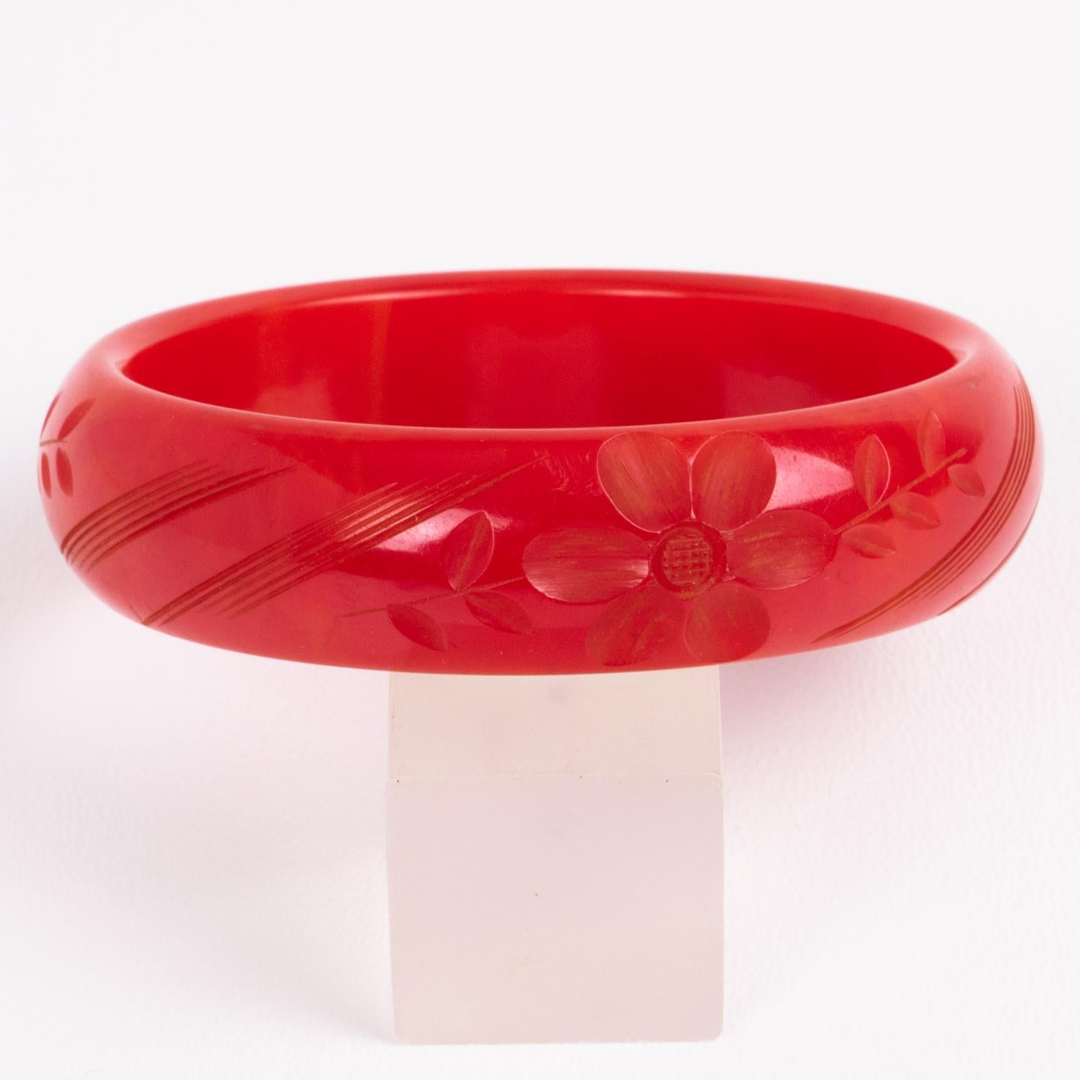 Bracciale Bangle in bachelite intagliato in marmo rosso magenta in vendita 3