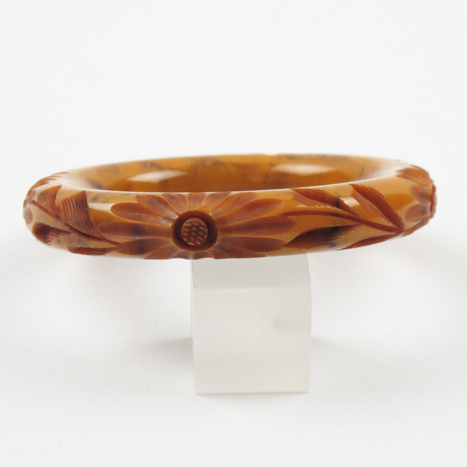 Art Déco Bracciale Bangle in bachelite intagliato Sidro di mele arancione e marmo nero in vendita