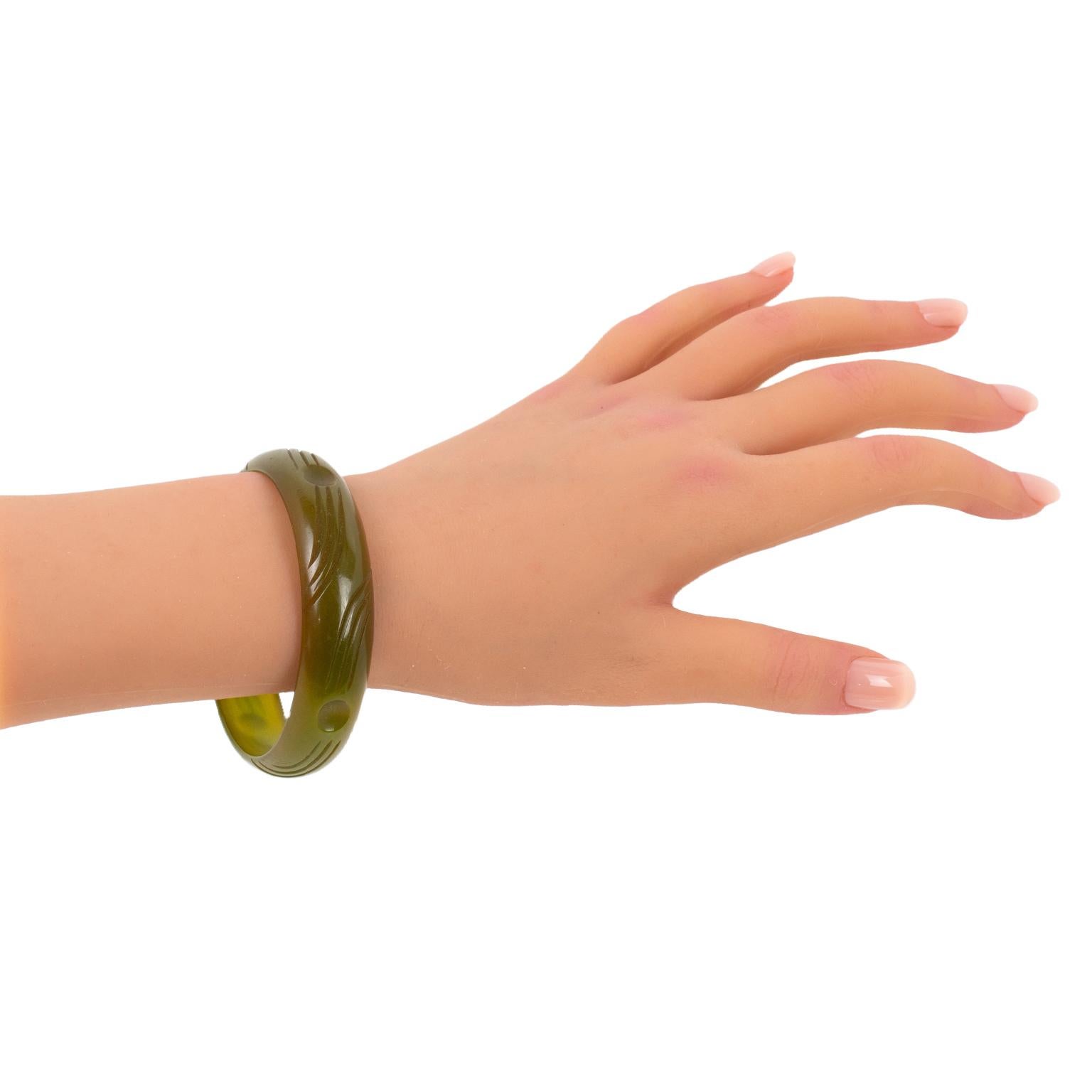 Pulsera brazalete de baquelita tallada Verde espárrago translúcido en venta 2