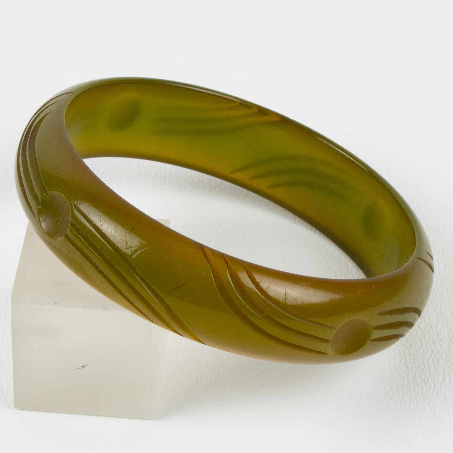 Pulsera brazalete de baquelita tallada Verde espárrago translúcido en venta 3