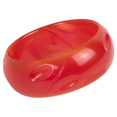 Bracelet jonc sculpté en bakélite et melon d'eau rose vif translucide