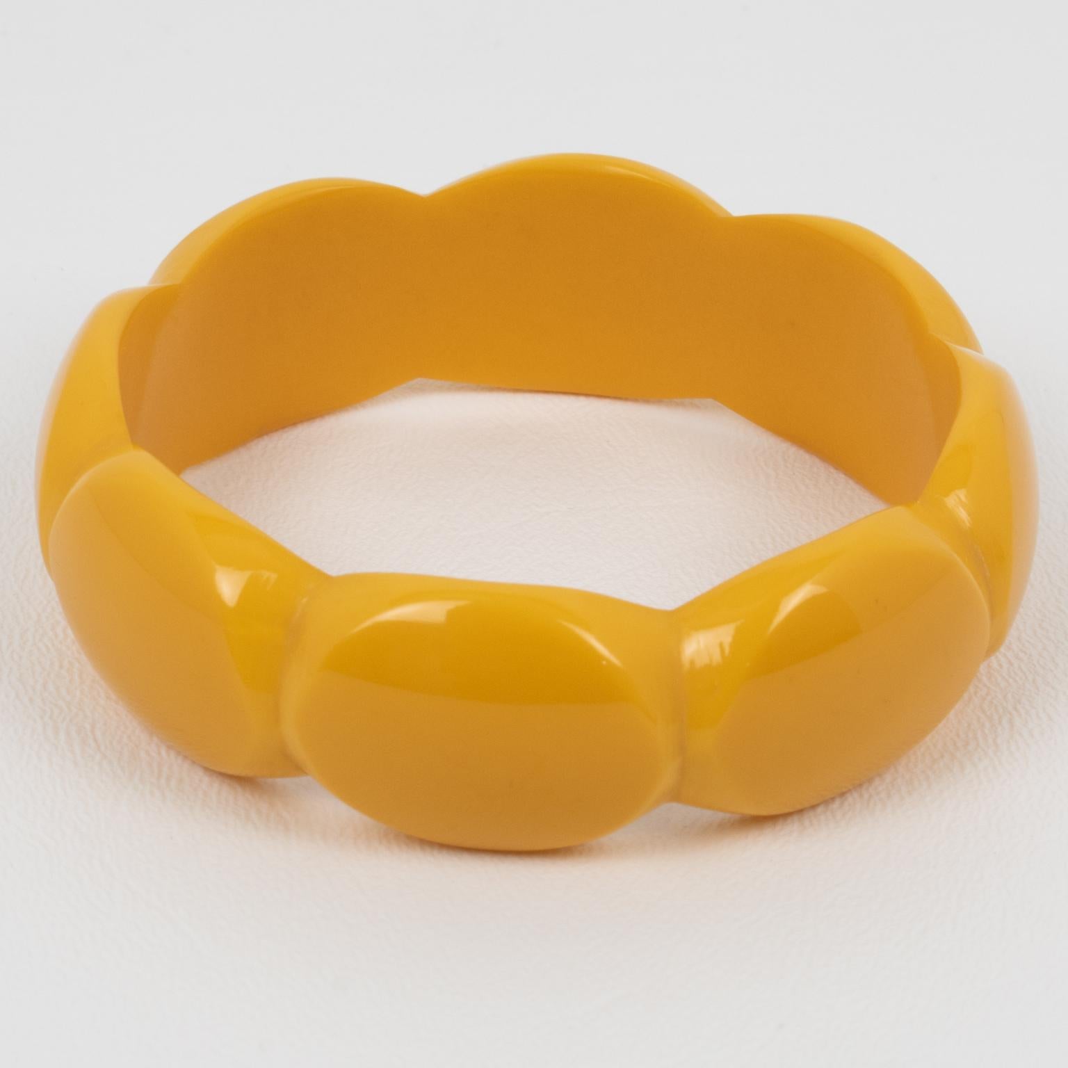 Voici un superbe bracelet en bakélite de couleur jaune crème. La pièce présente un motif géométrique sculpté et une couleur jaune intense, brillante et unie.
Dimensions : Diamètre intérieur : 6,7 cm - Diamètre extérieur : 8,1 cm - Largeur : 2,3 cm.