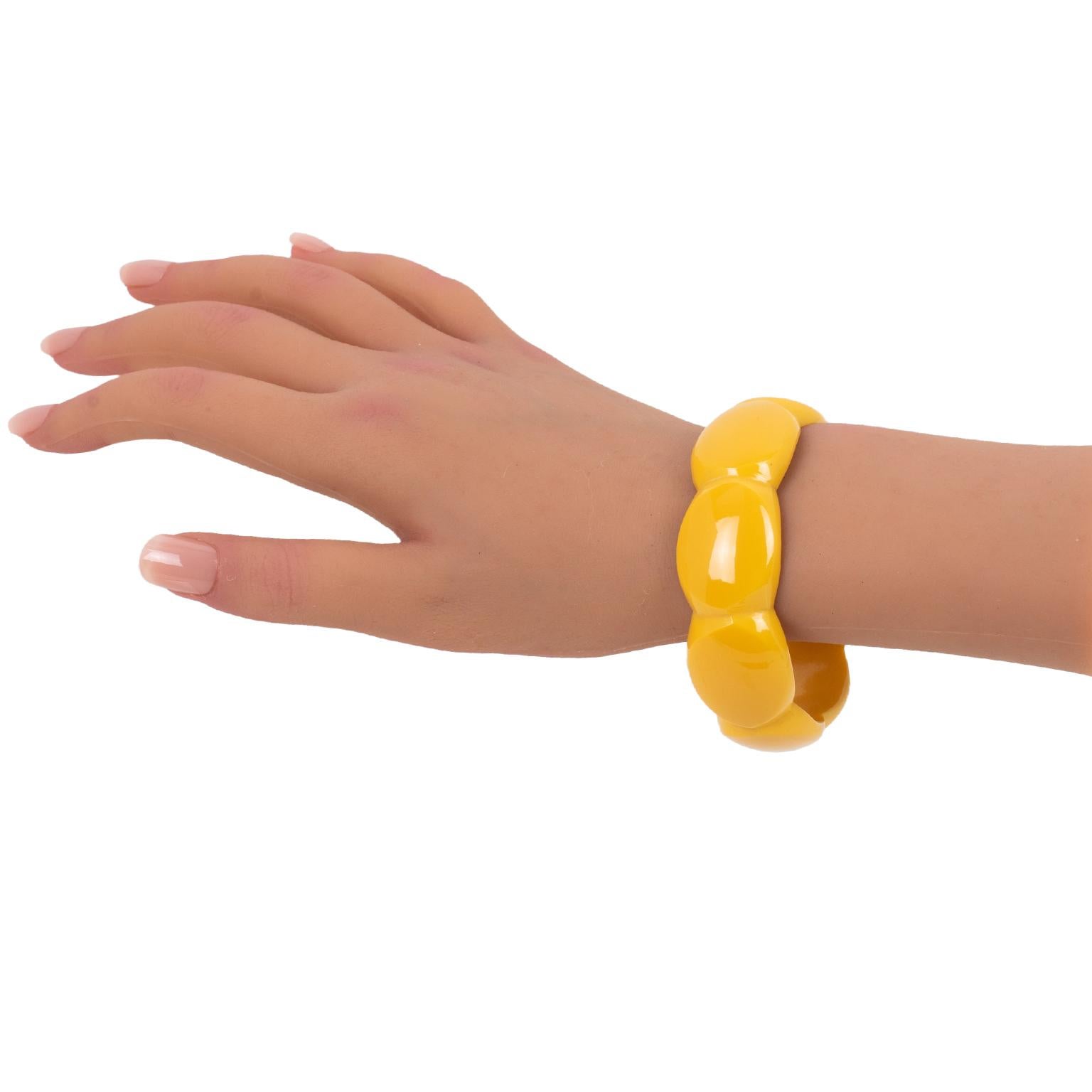 Bracelet jonc sculpté en corne jaune crème Excellent état - En vente à Atlanta, GA