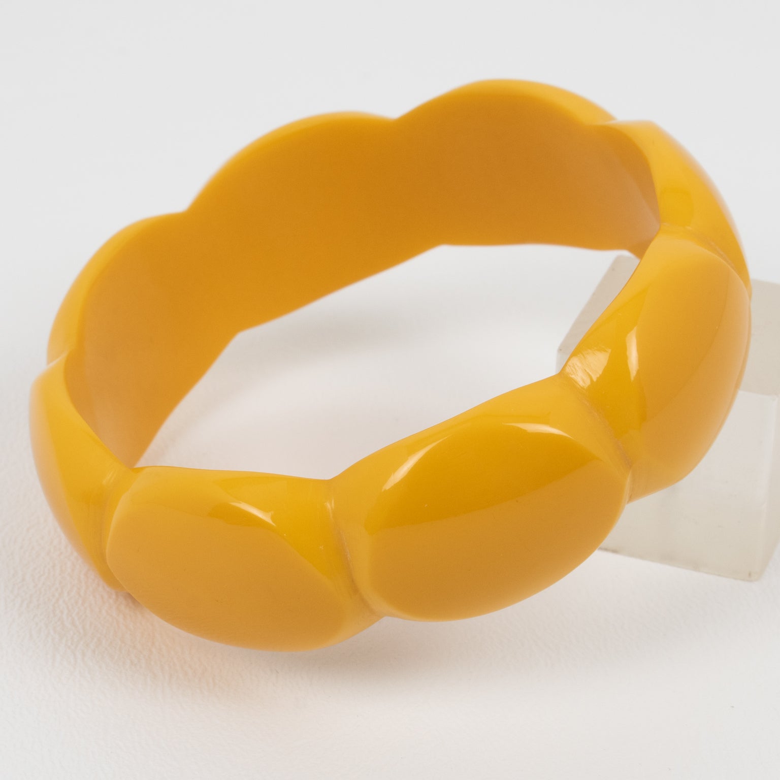 Bracelet jonc sculpté en corne jaune crème Pour femmes en vente
