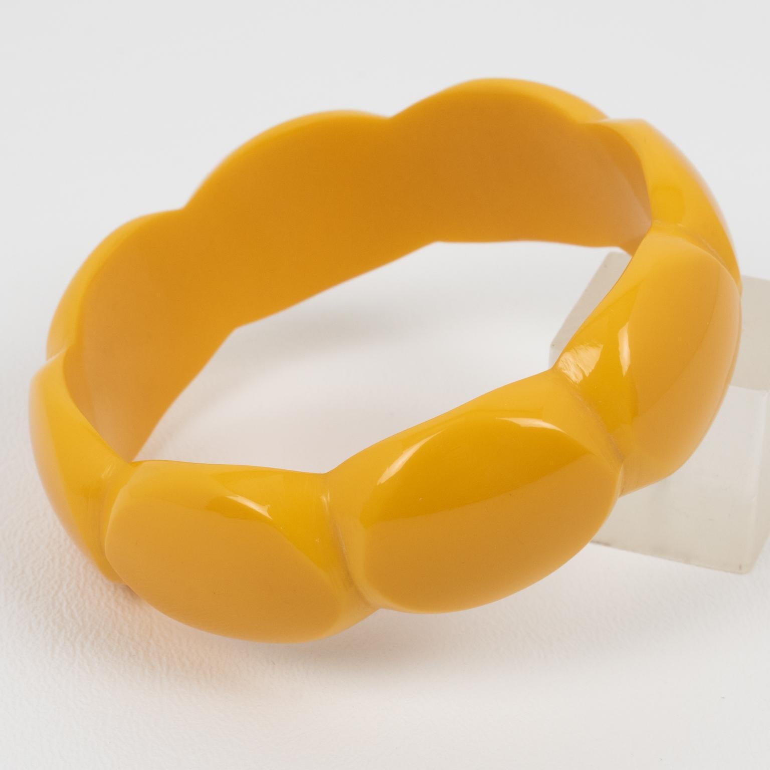 Bracelet jonc sculpté en corne jaune crème en vente 2