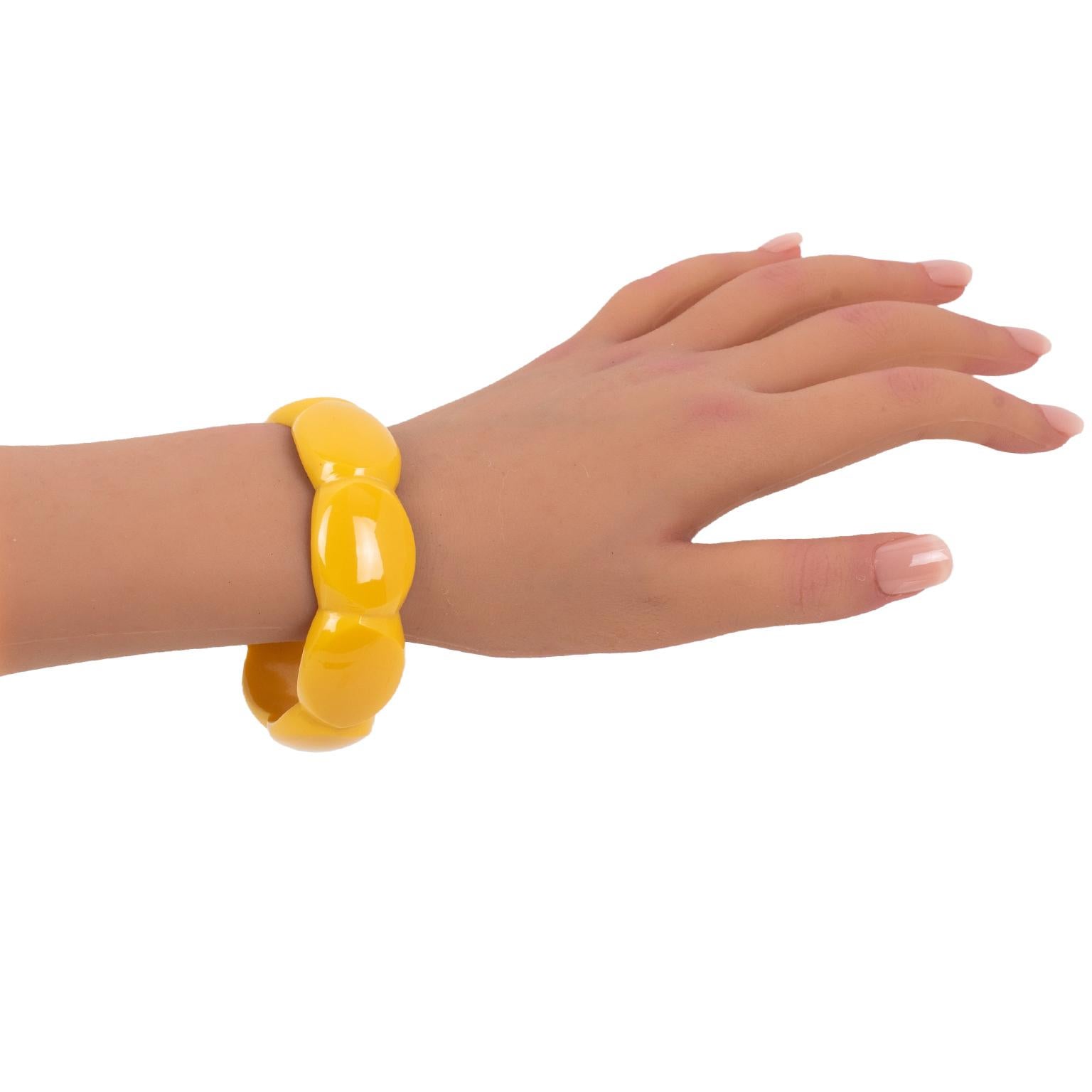 Bracelet jonc sculpté en corne jaune crème en vente 2