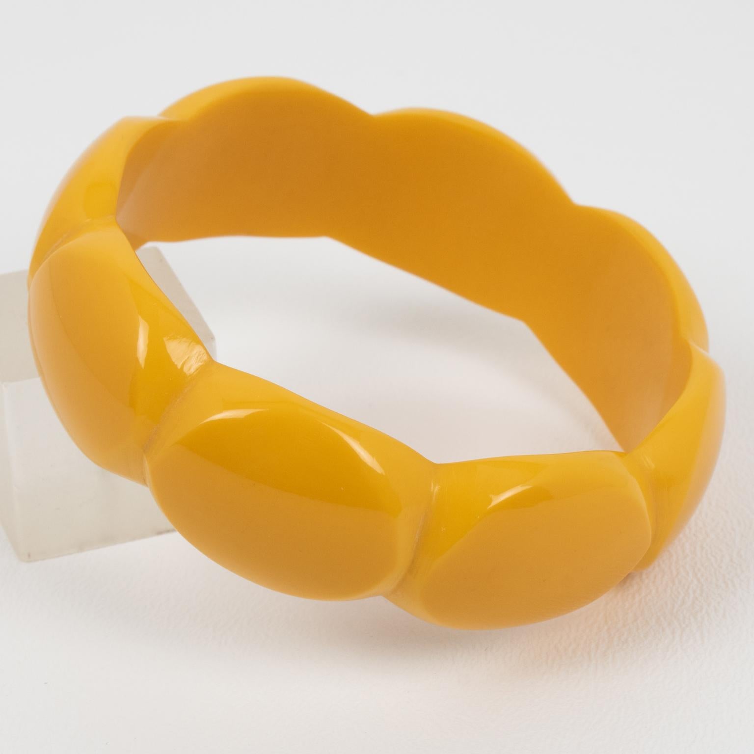 Bracelet jonc sculpté en corne jaune crème en vente 3