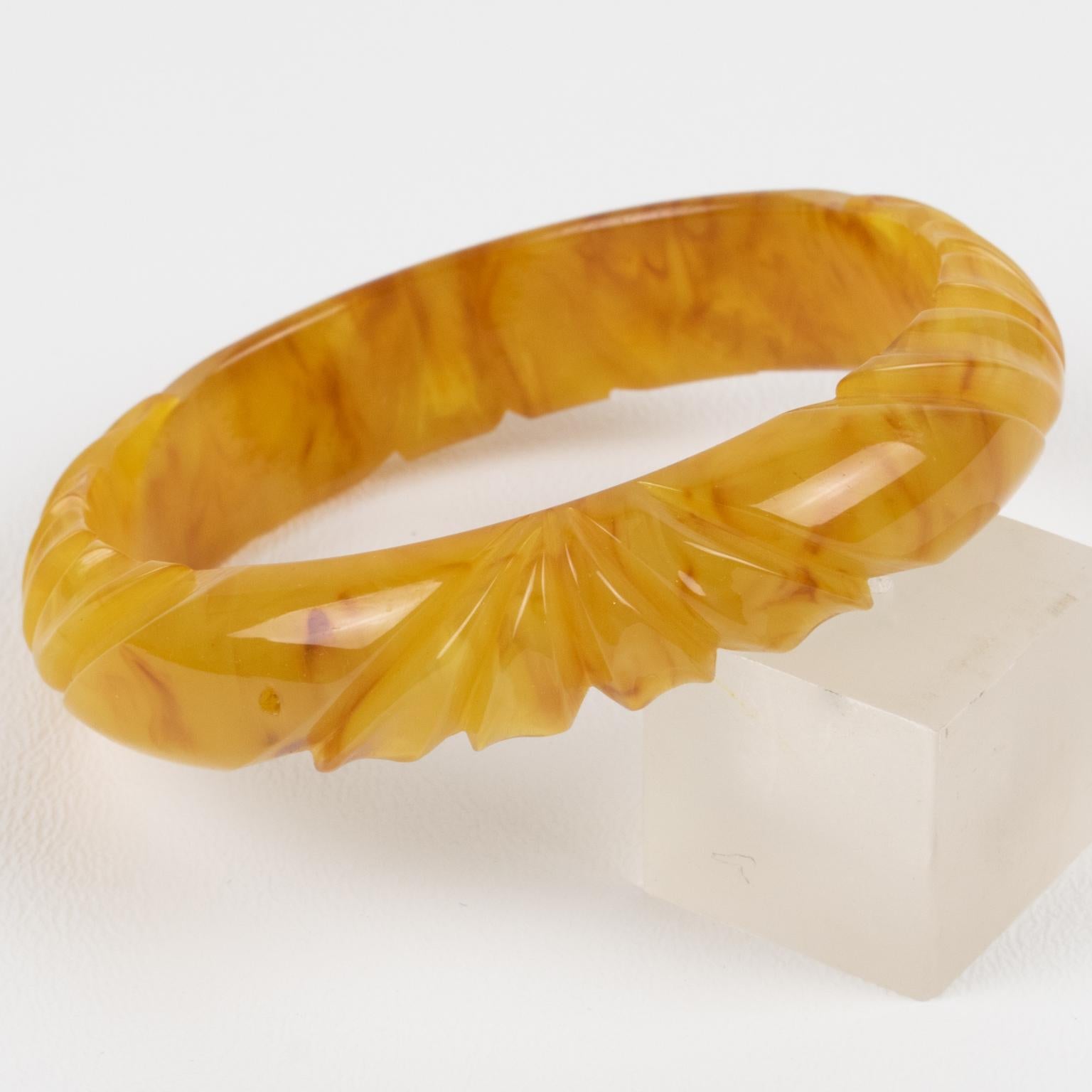 Bracelet jonc sculpté en bakélite avec œuf jaune Yolk et marbre rouge vin en vente 1